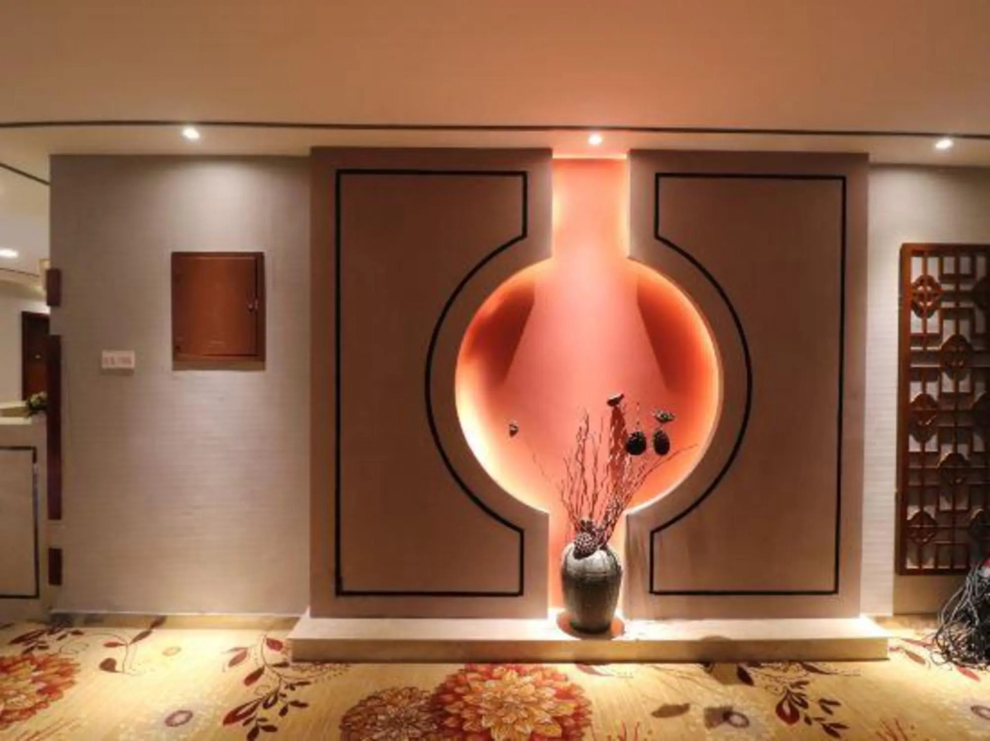 Junyue Baihe Theme Hotel