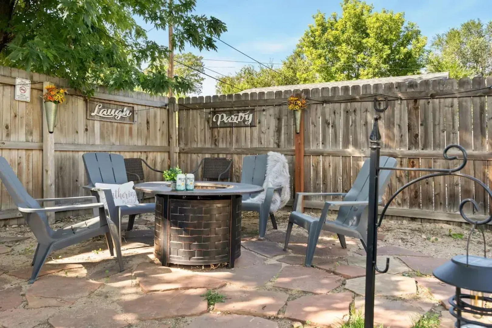 Windsor Farmhouse Family Fun, Yard & Fireplace