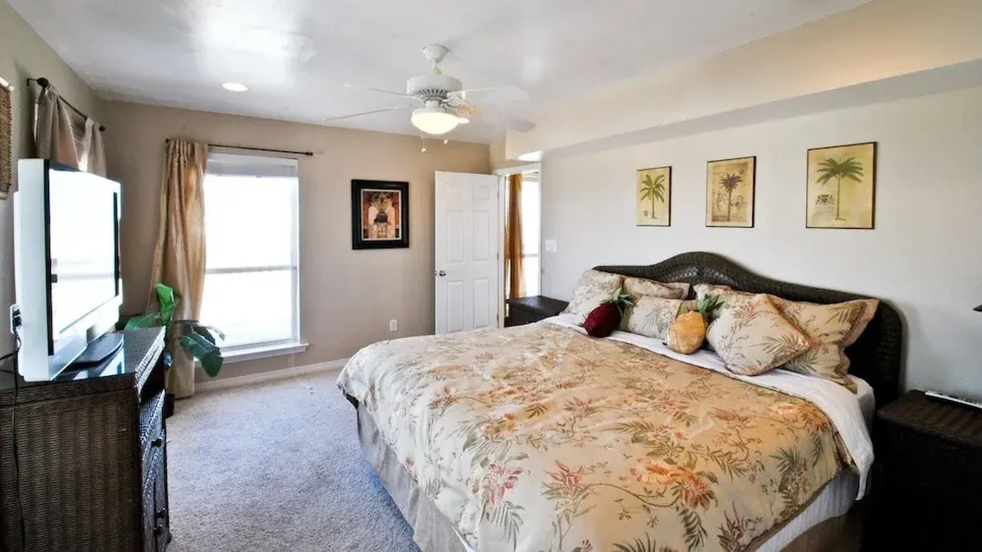 Kowabunga - You'll Love The Rooftop Deck And Private Heated Dipping Pool! Pet Friendly! 4 Bedroom Home by RedAwning