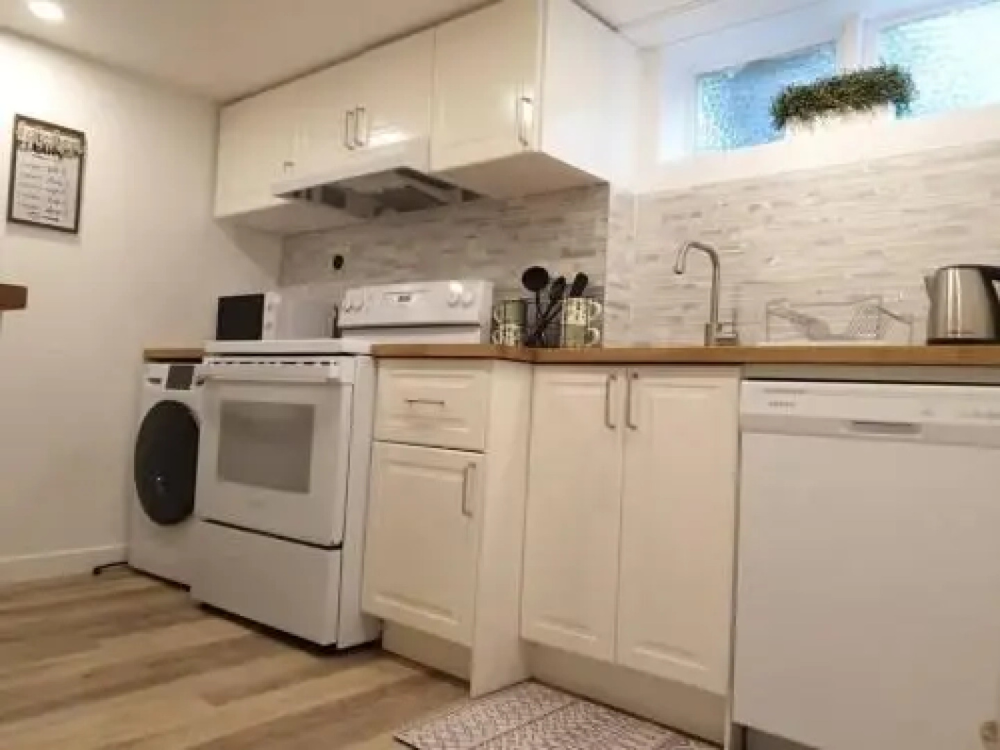 Happy, Cozy, Fun, Loving suite in West Vancouver