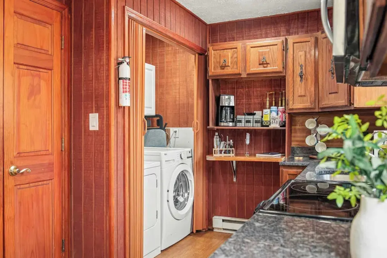 Stylish Renovated Home Open Layout, Coffee Bar + Near Hiking & Waterfalls