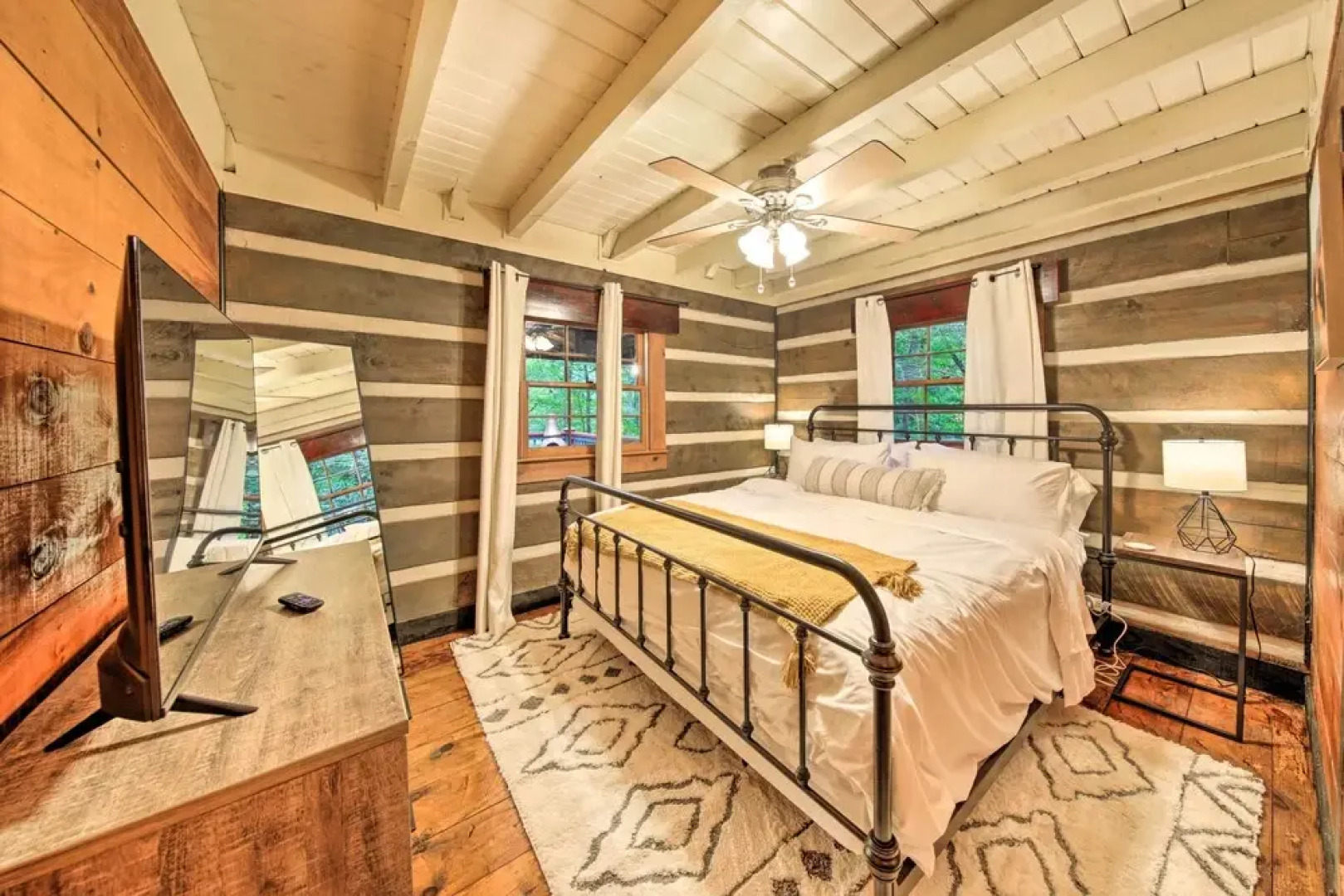 Charming Blue Ridge Mountain Cabin w/ Hot Tub