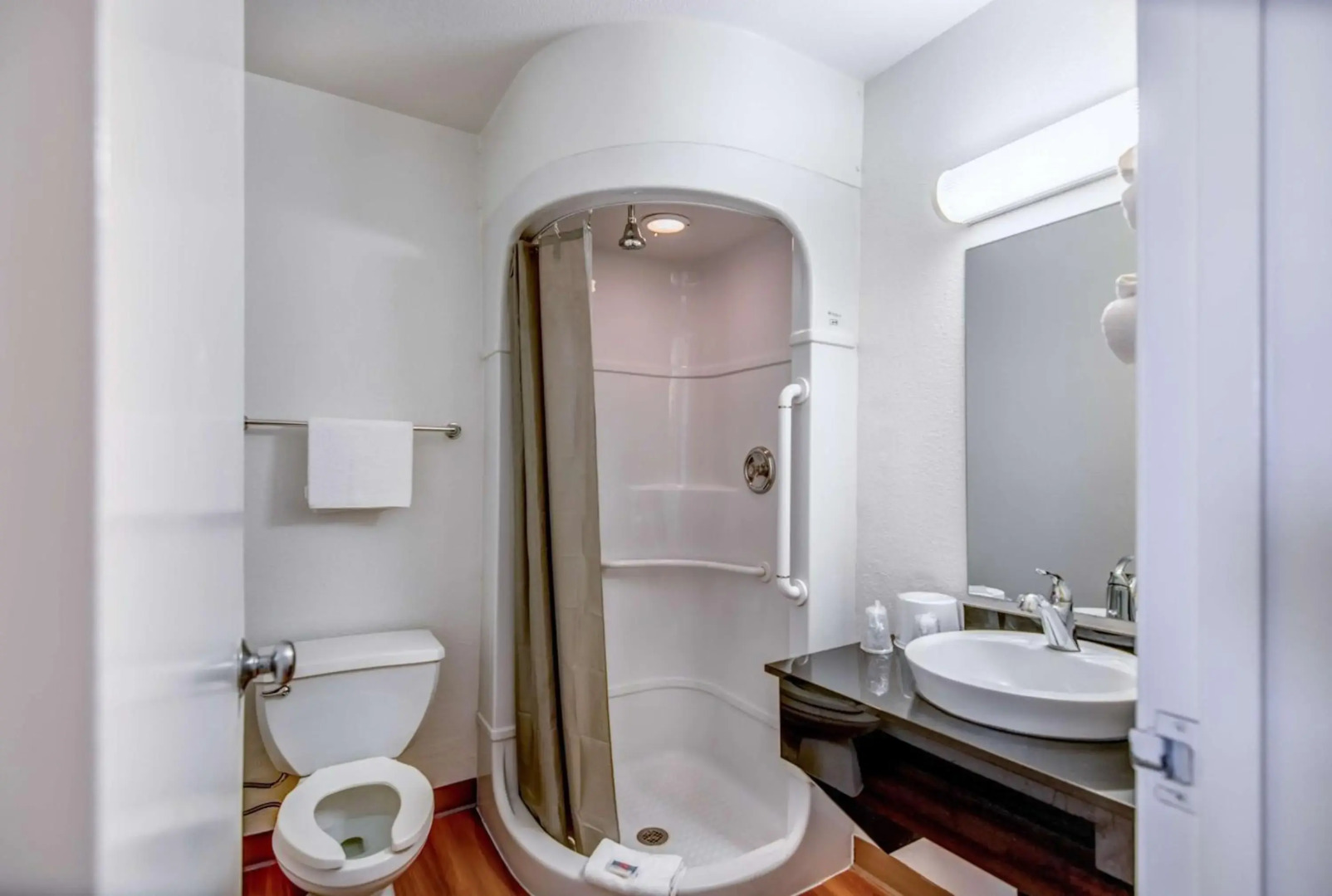 Super 8 by Wyndham Tracy