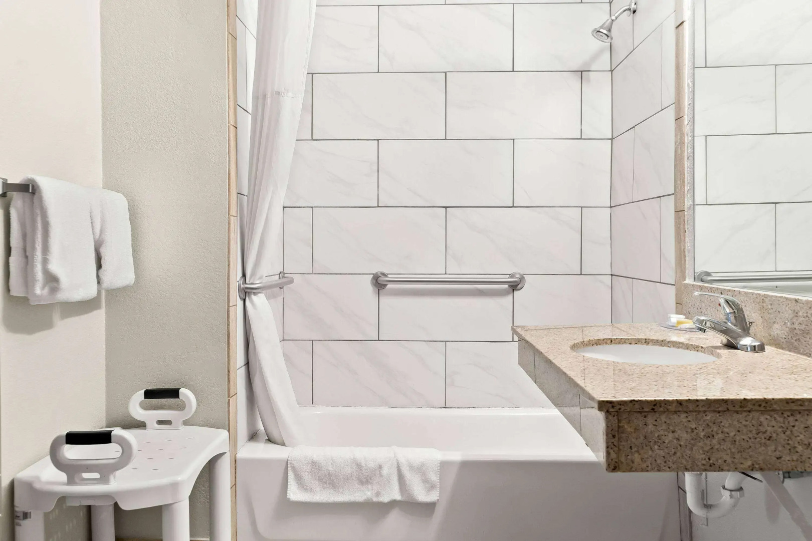 Days Inn & Suites by Wyndham Warren