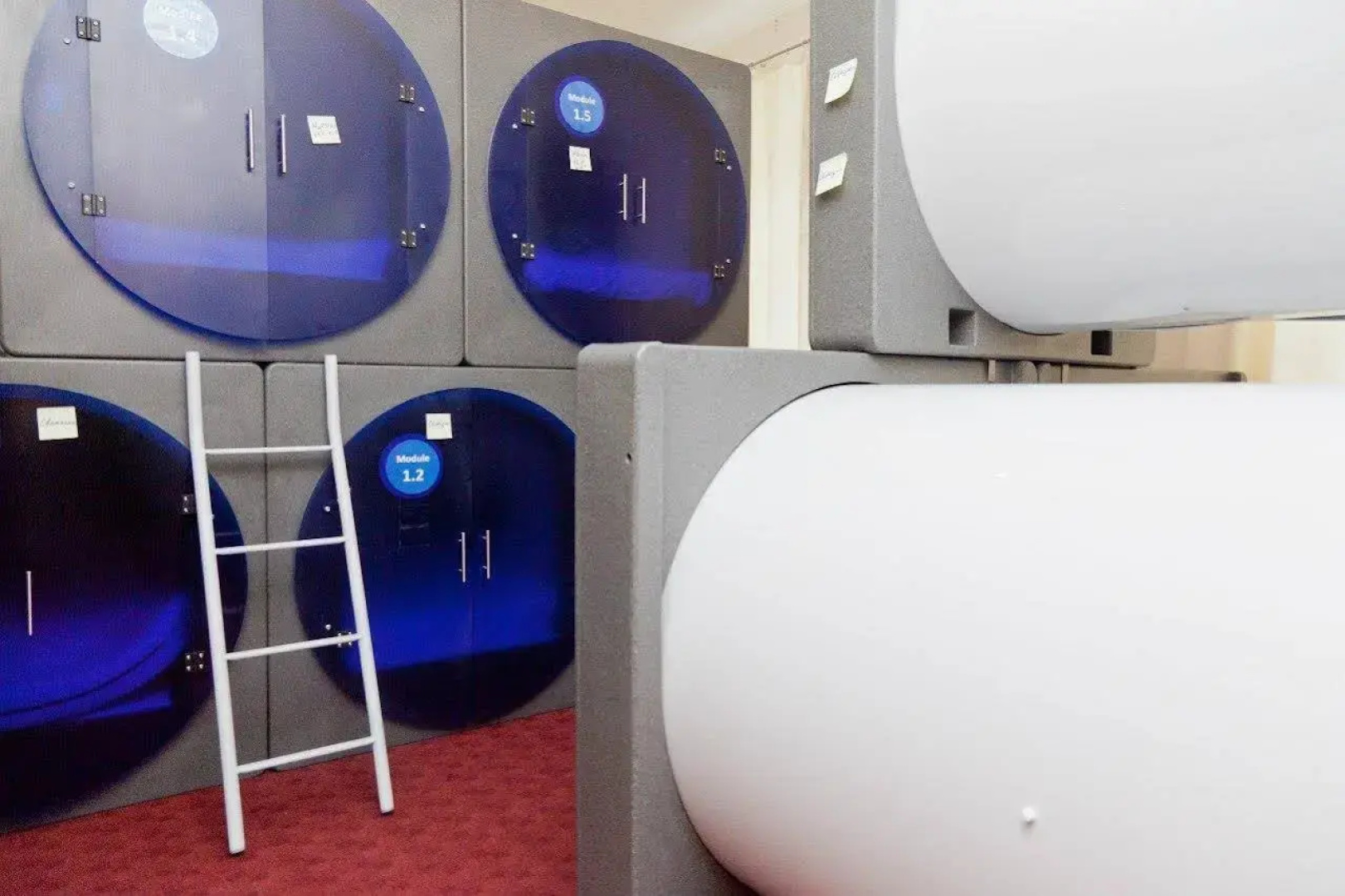 Molotoff Capsule Hotel