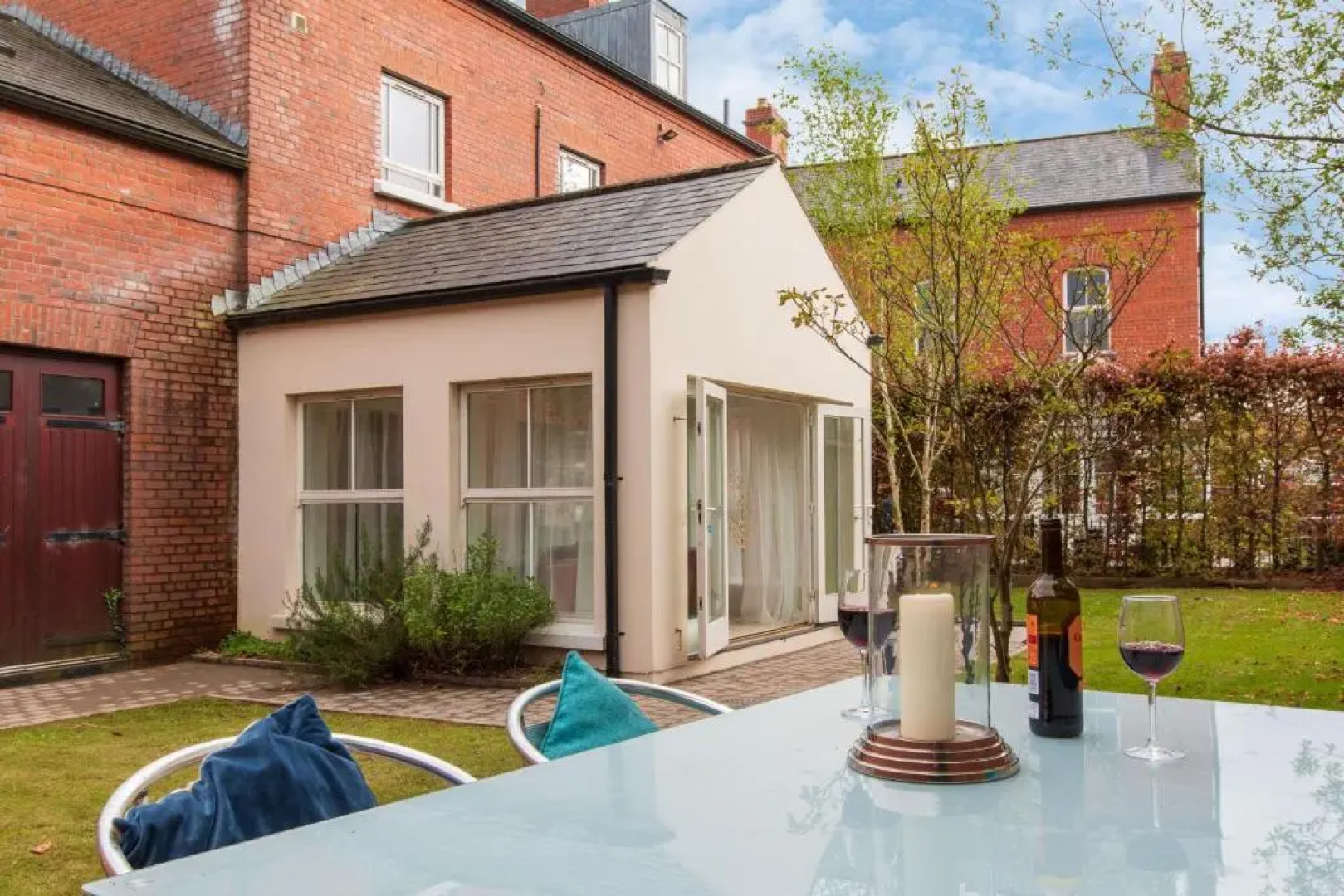 Modern, luxury suites with private bathrooms close to city centre