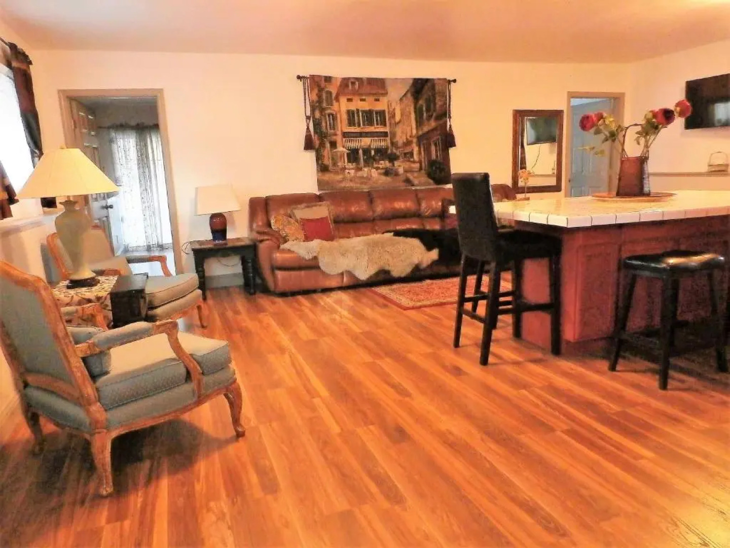 New Charming 2 Bedrooms Unit Close To Everything