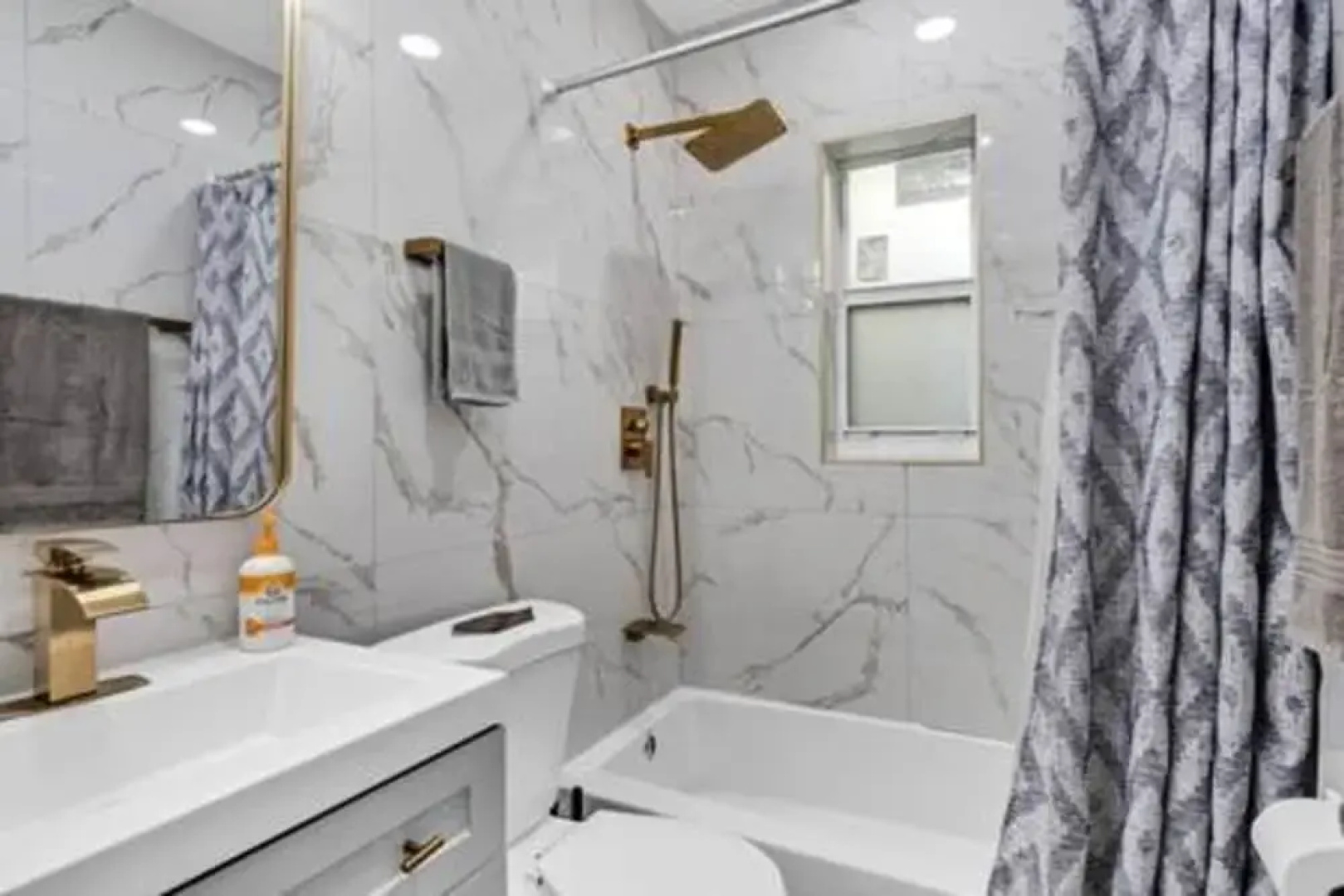 427 NE 107th Studio 6BR 3BA 7 Beds Pool Parking 2 Kitchen