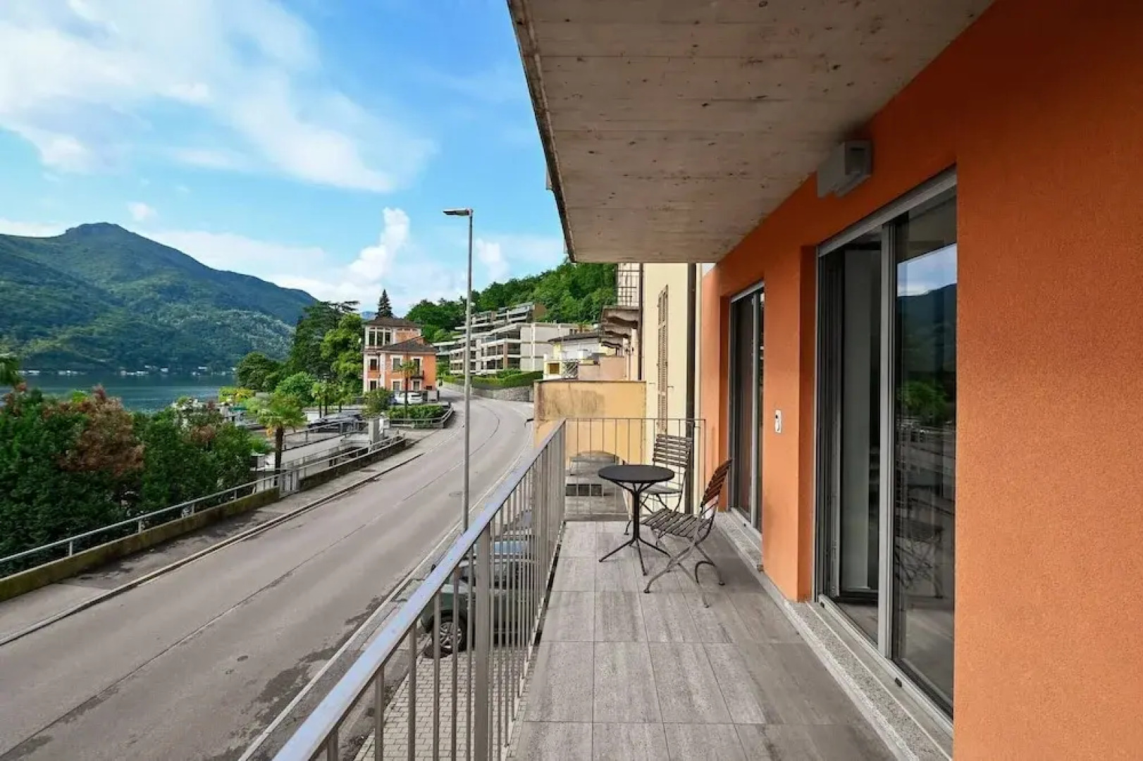 Sunny Suite With Lake View