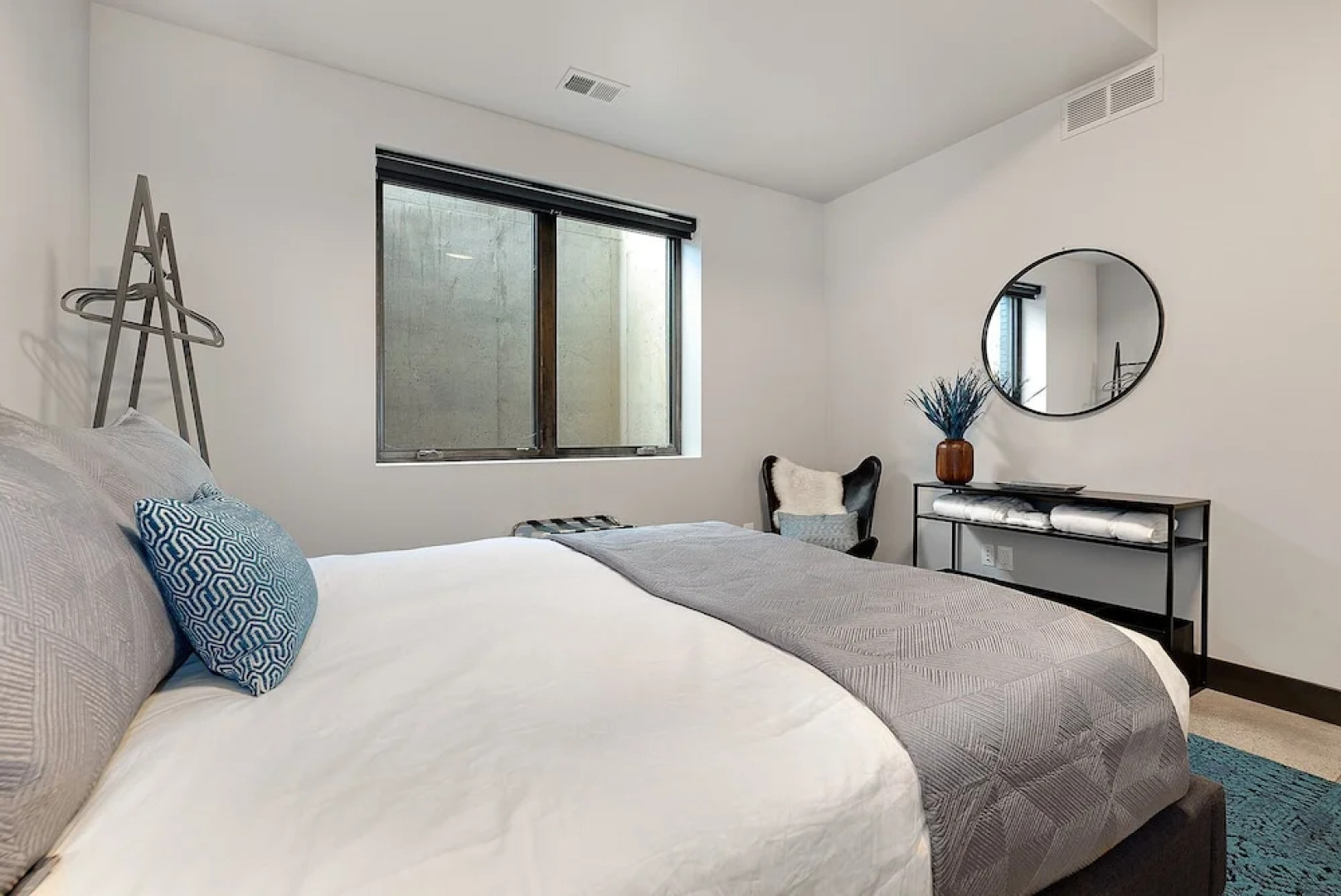 Relaxing in Paradise W Private Roof Top Deck!!