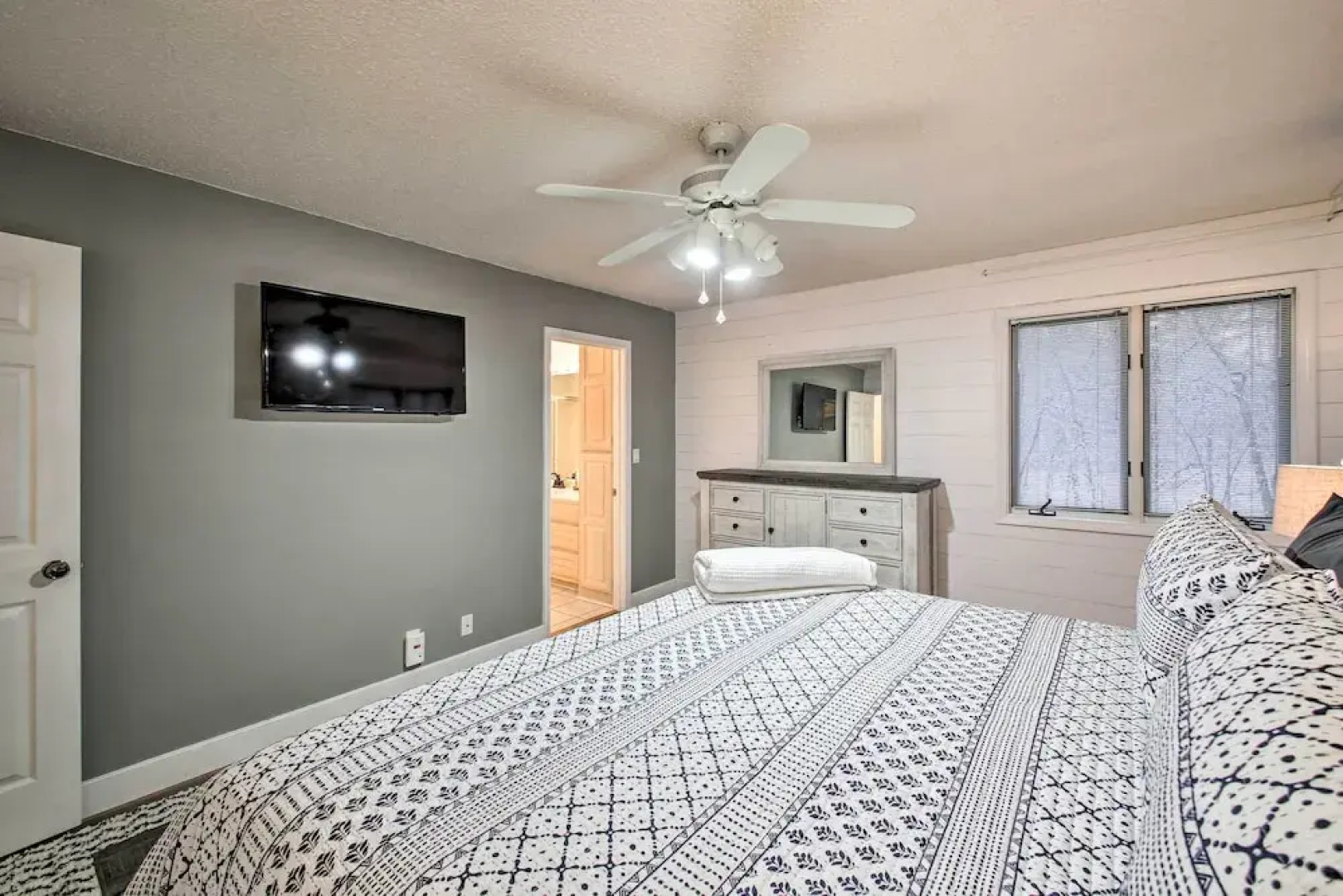 15 Mi to Hot Springs Nat'l Park: Home w/ Fire Pit!