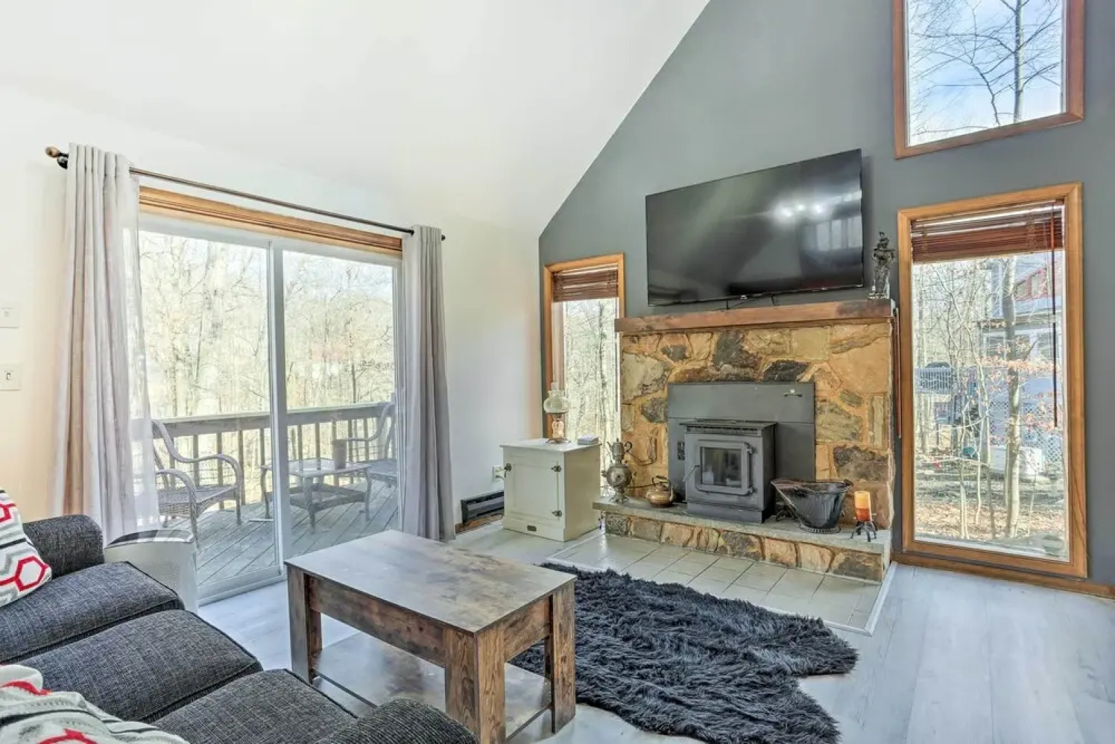 4 Mi to Tubing: Cozy Bushkill Cabin w/ Deck!