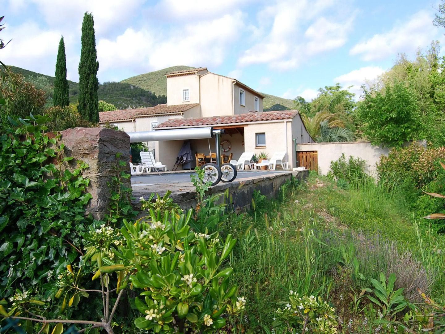 Child & dog friendly villa with private swimming pool and fenced garden on the river