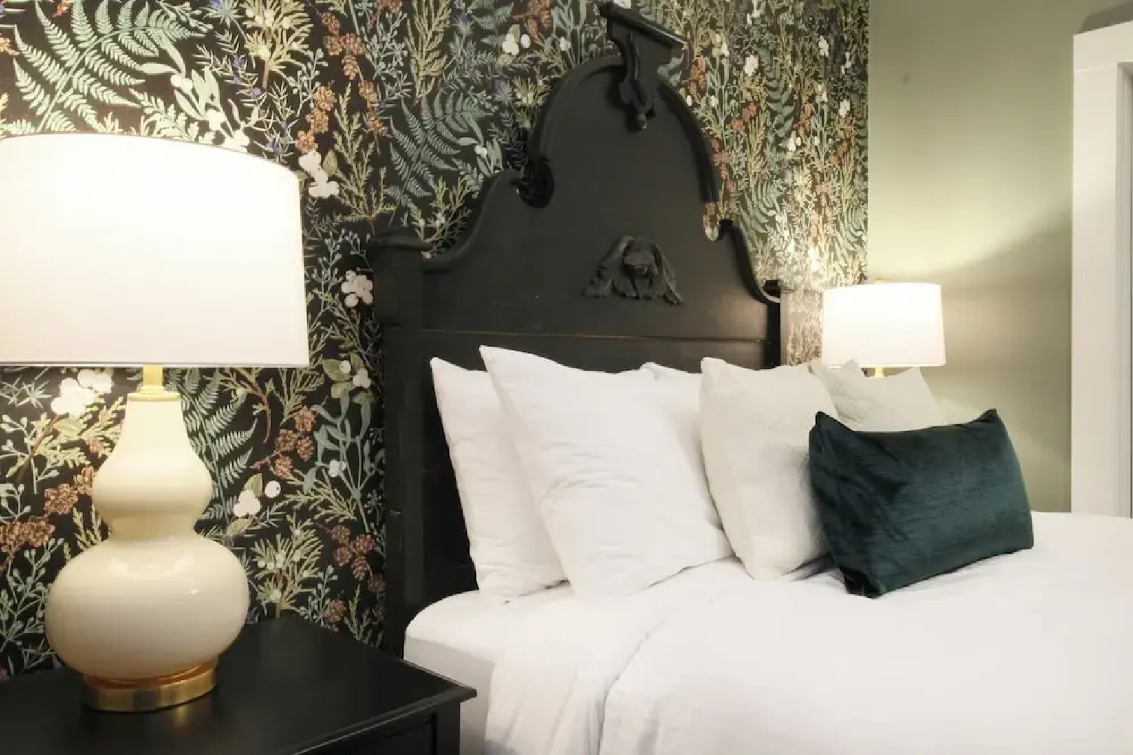 The Aurora Inn & Cottages