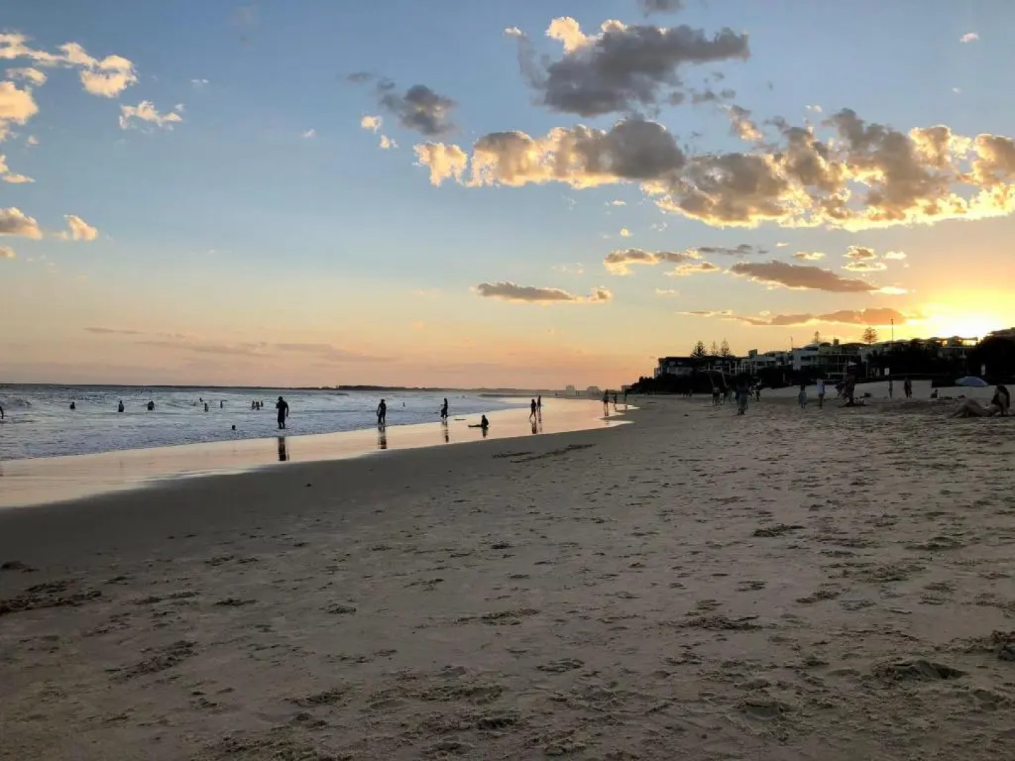 Spacious Family Friendly 3 Bedroom - 2-Minute Walk To Patrolled Kings Beach, Fountains and Playgrounds