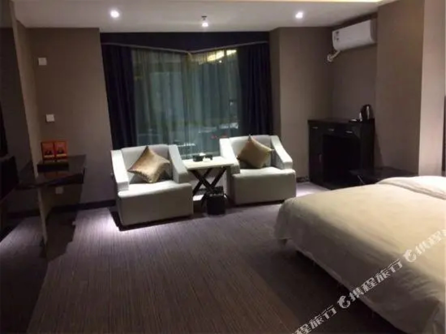 yisanbashangwujiudian