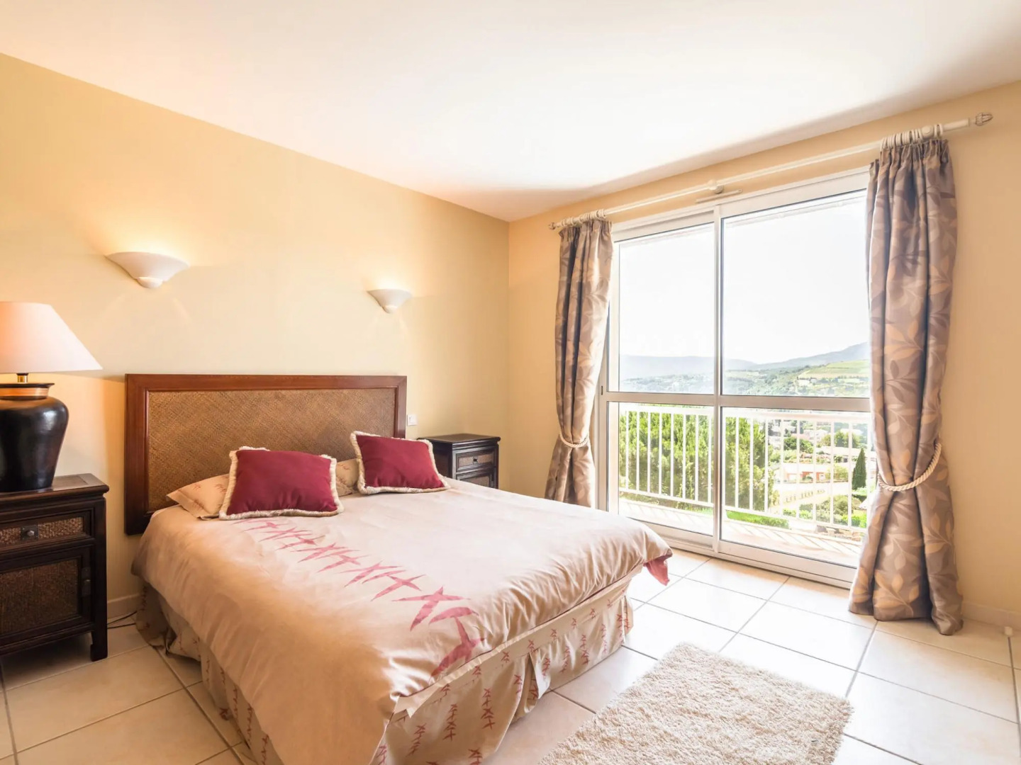 Spacious Villa With Private Swimming Pool and Fully Enclosed Garden