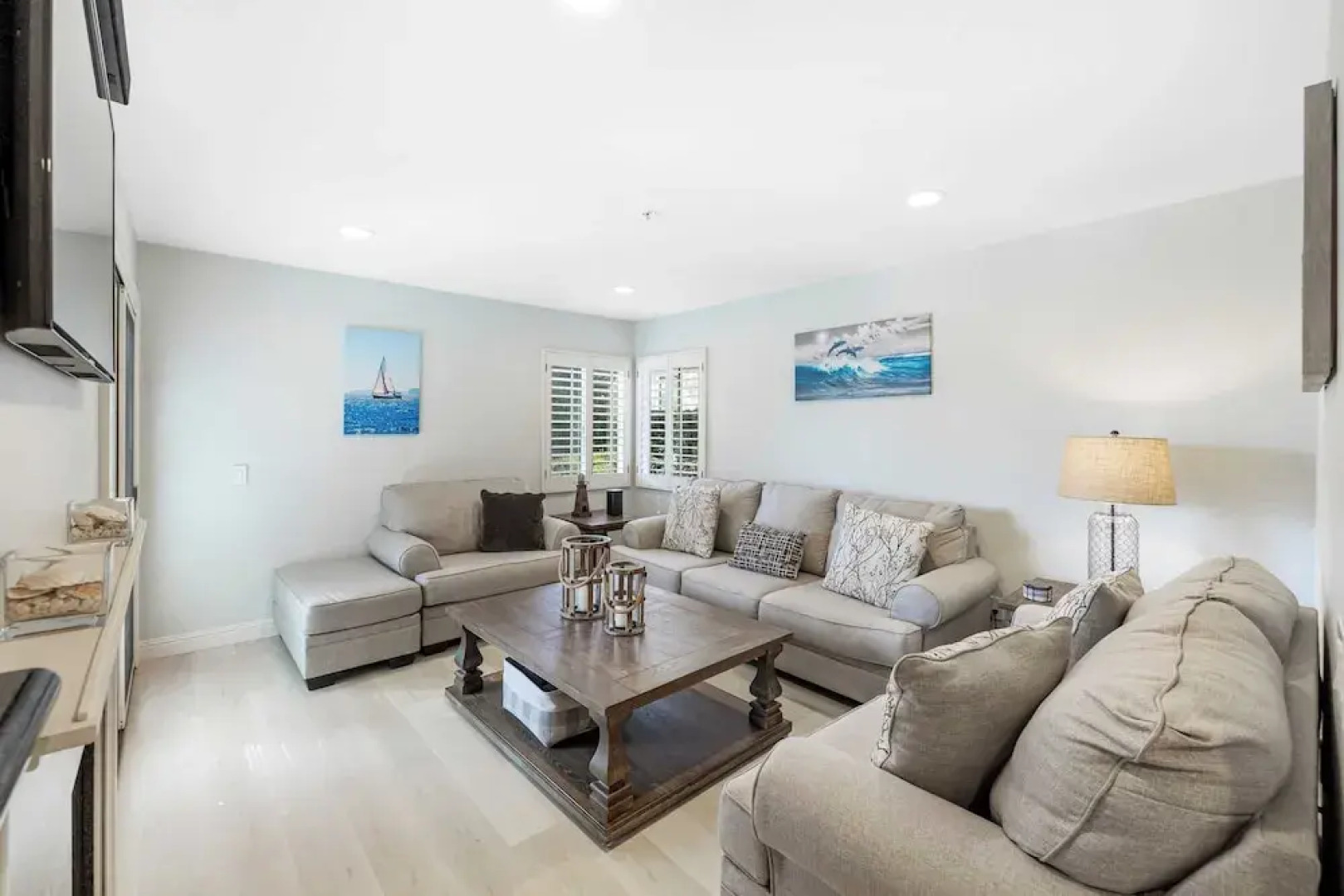 Walk to Beach Pool, Hot Tub, Private Patio, Parking Seabreeze Retreat