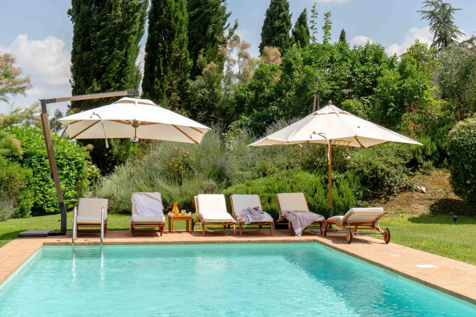From this beautiful property, immersed in the Sienese countryside, you can enjoy sunsets with changi-Podere i Poggi