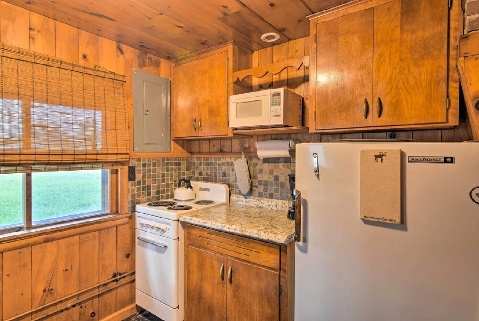 Lovely Lake Huron Getaway: Beach Access & Kayaks!