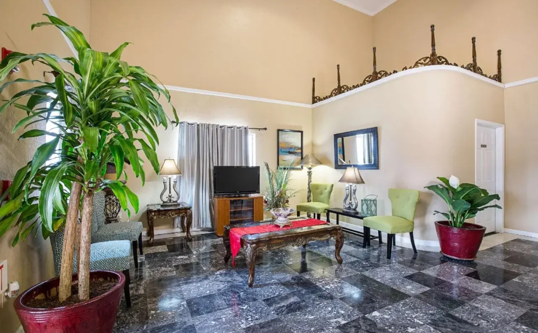 Econo Lodge & Suites