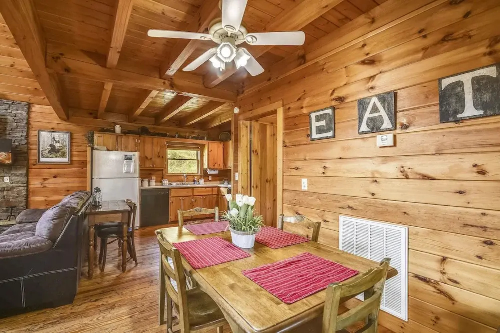 Mountain Serenity 2 Bedroom Cabin by RedAwning