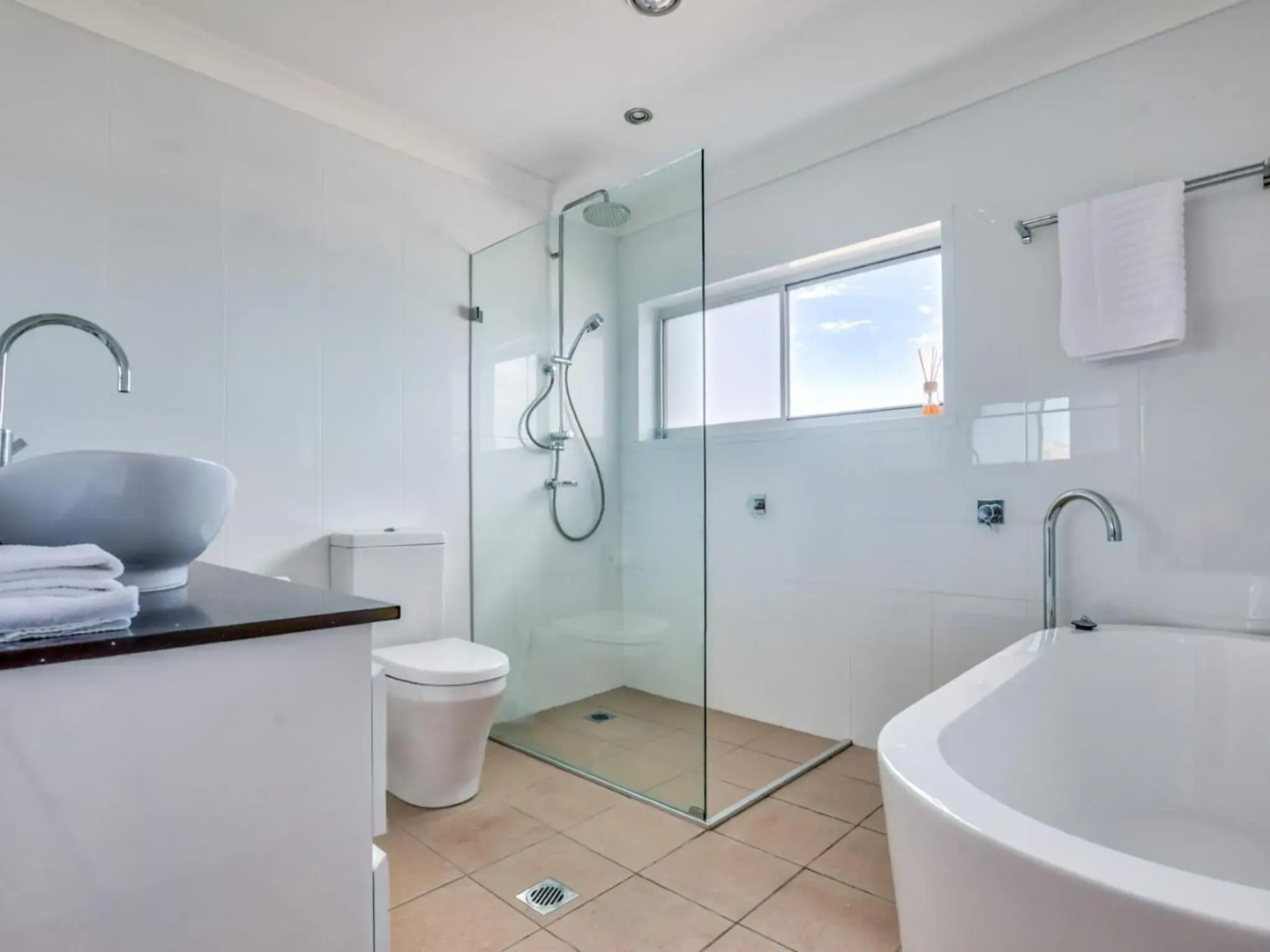 KITESURFER Gerroa 4pm checkout on Sundays