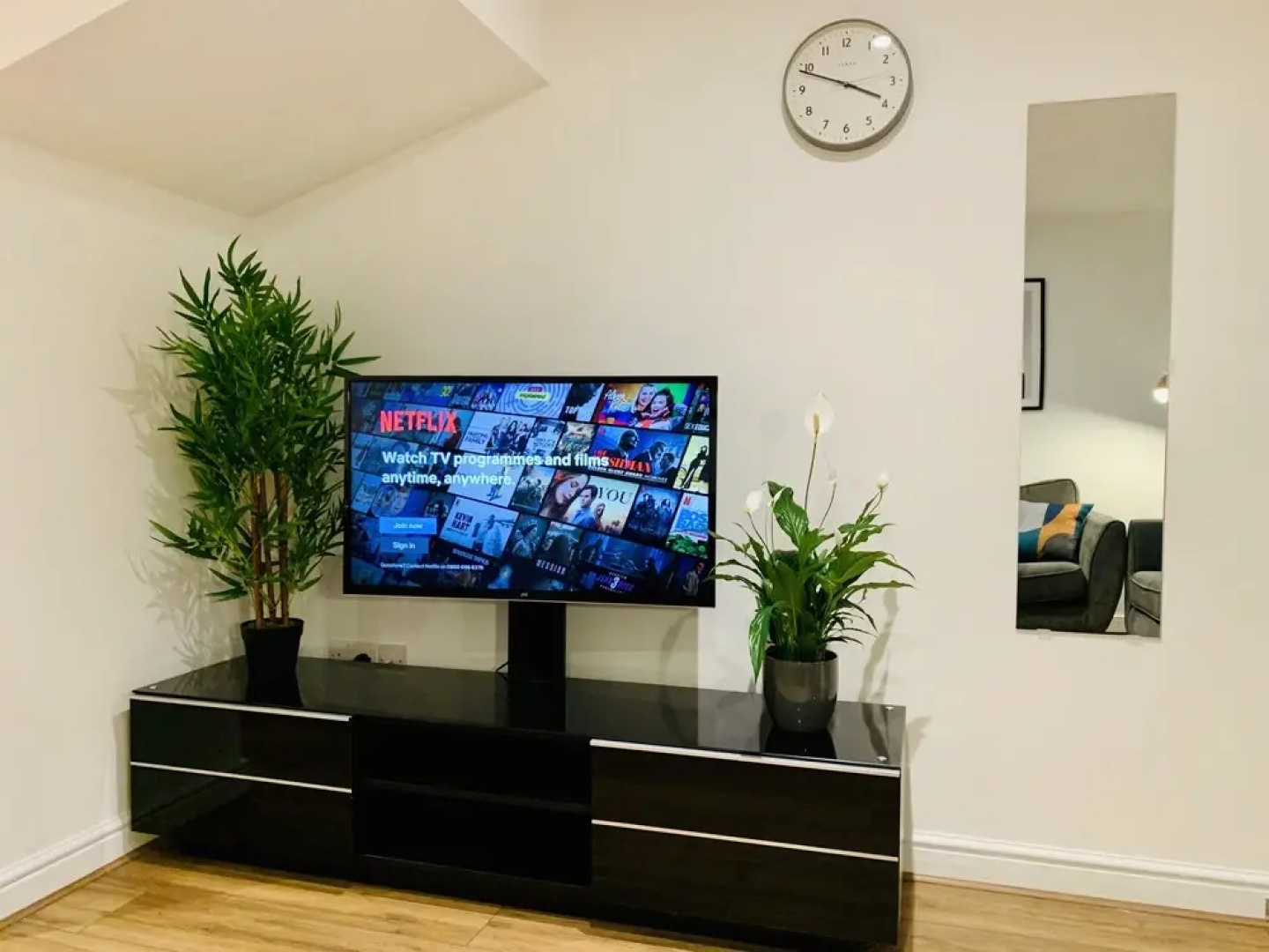 SA Today St Margarets Court Taunton with Fibre Wi-Fi & Netflix