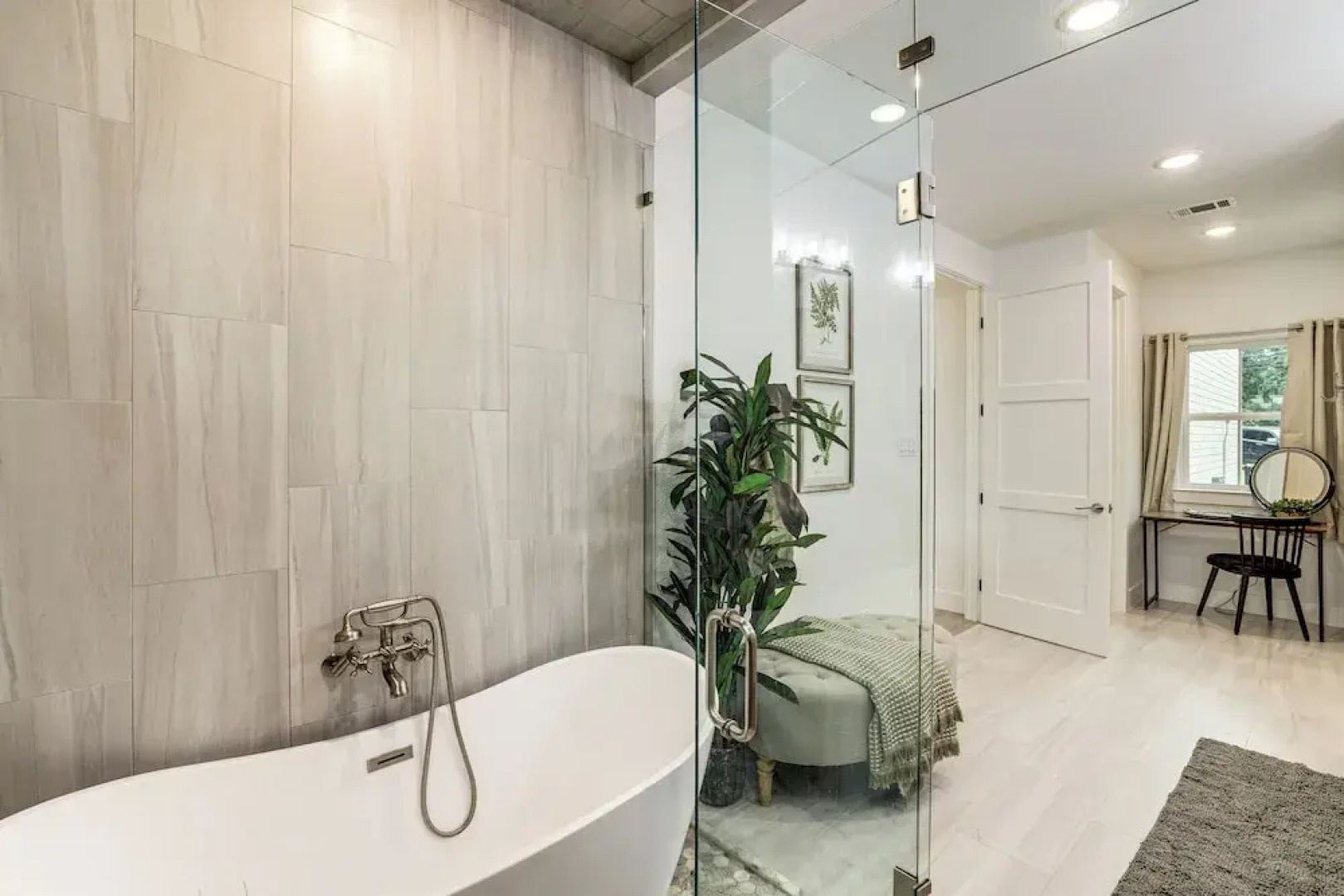 Dock & Hot Tub! High-end Cedar Creek Lake Retreat