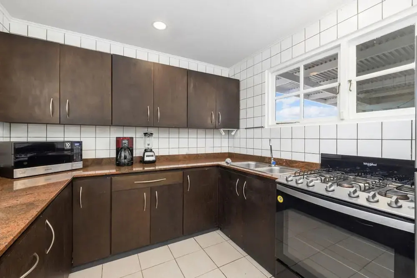 Lovely 3br2ba w Wifi Parking in Central Location