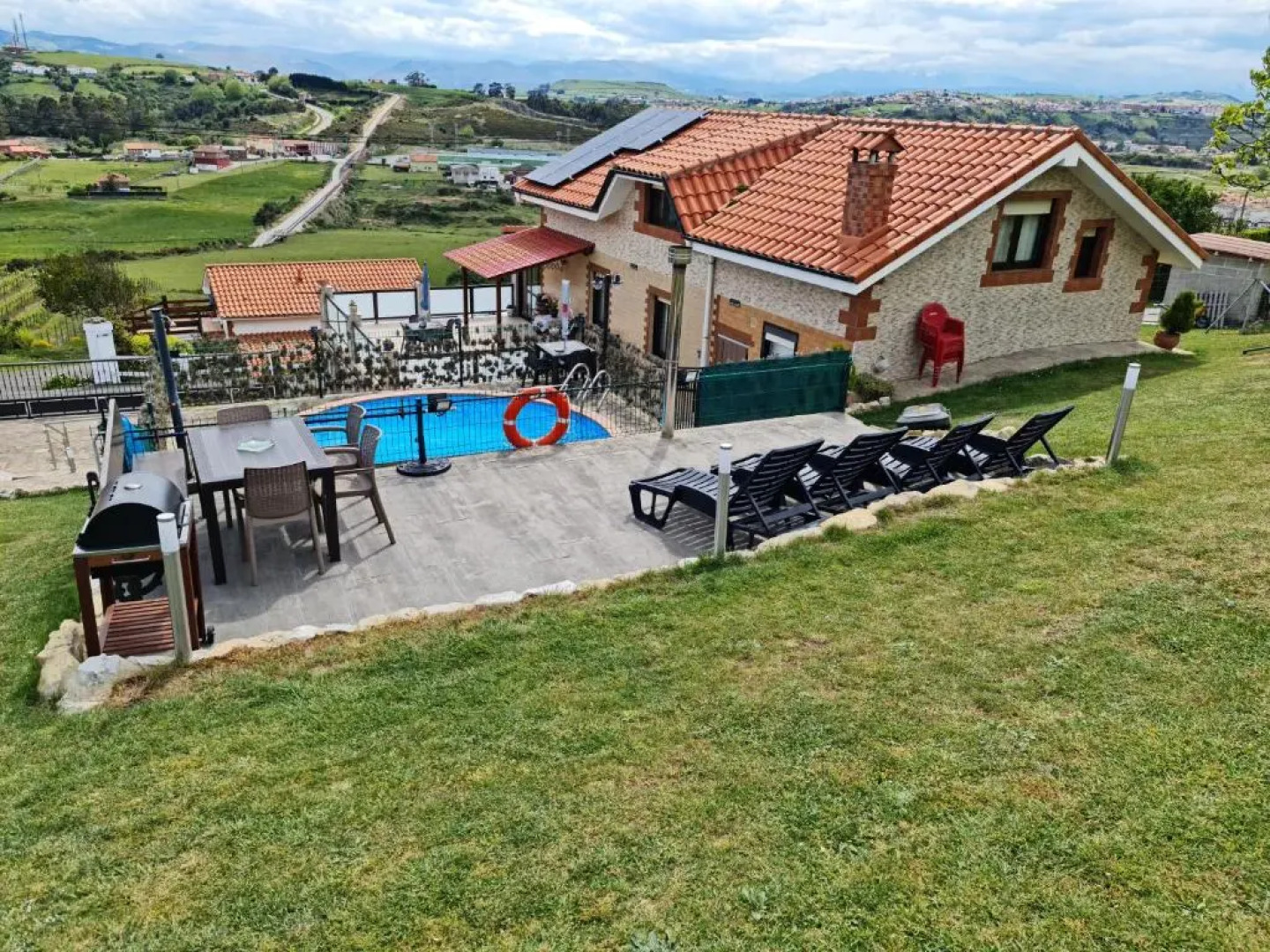 Casa con piscina y fantasticas vistas