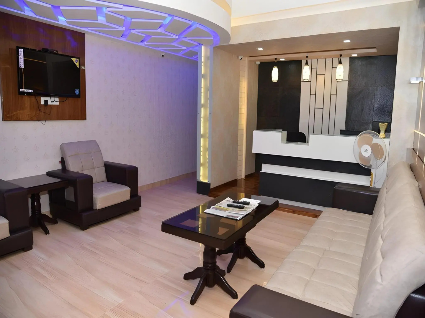 OYO 11414 Hotel Silver Suites