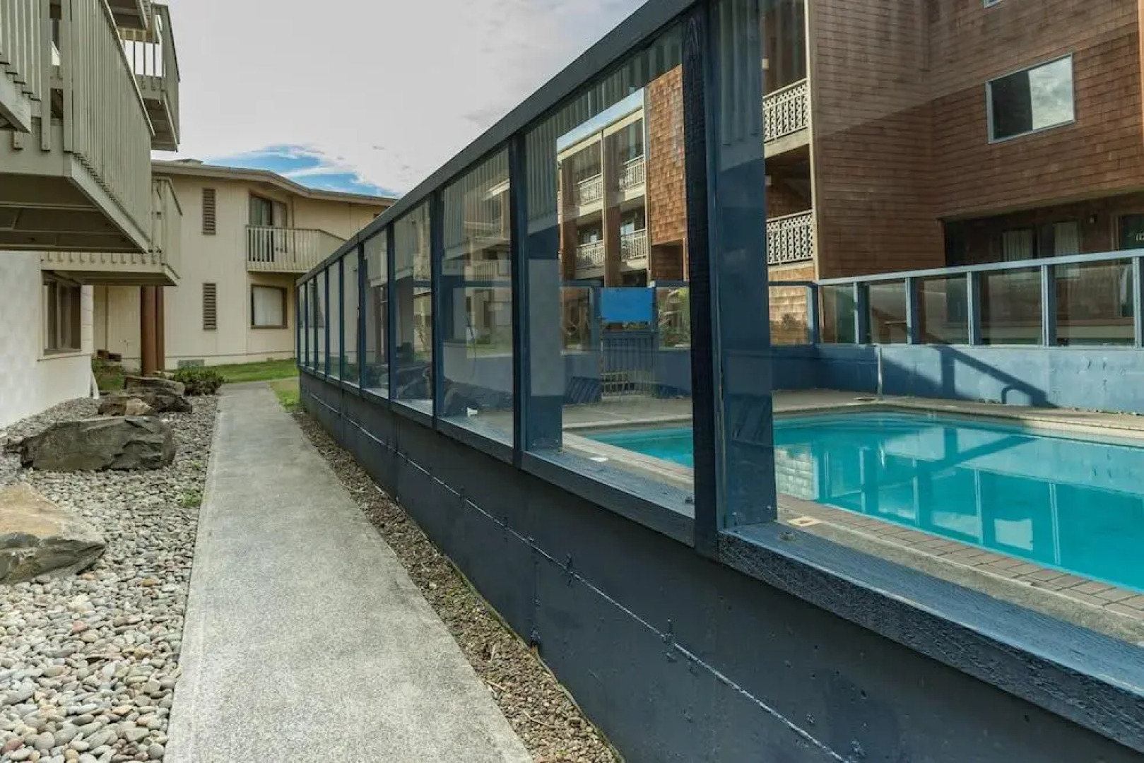 Cozy Cove Beachfront Resort Inn