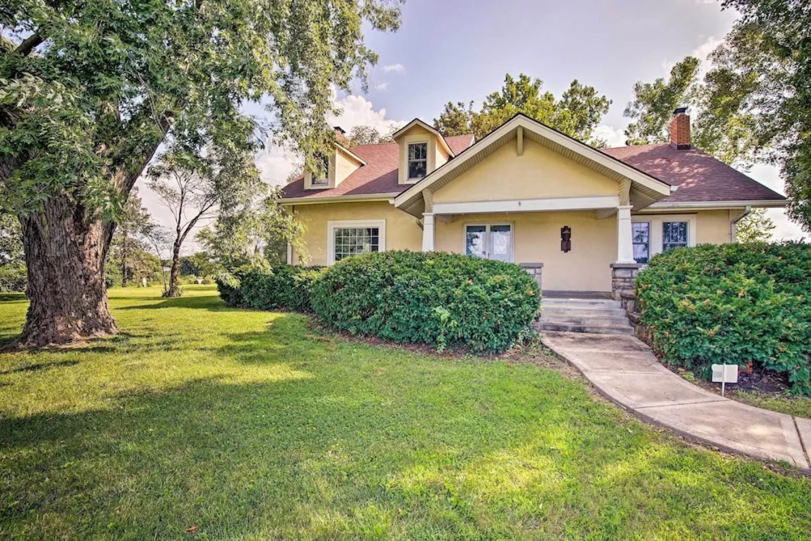 Remodeled Historic Farmhouse ~ 20 Mi to KC!