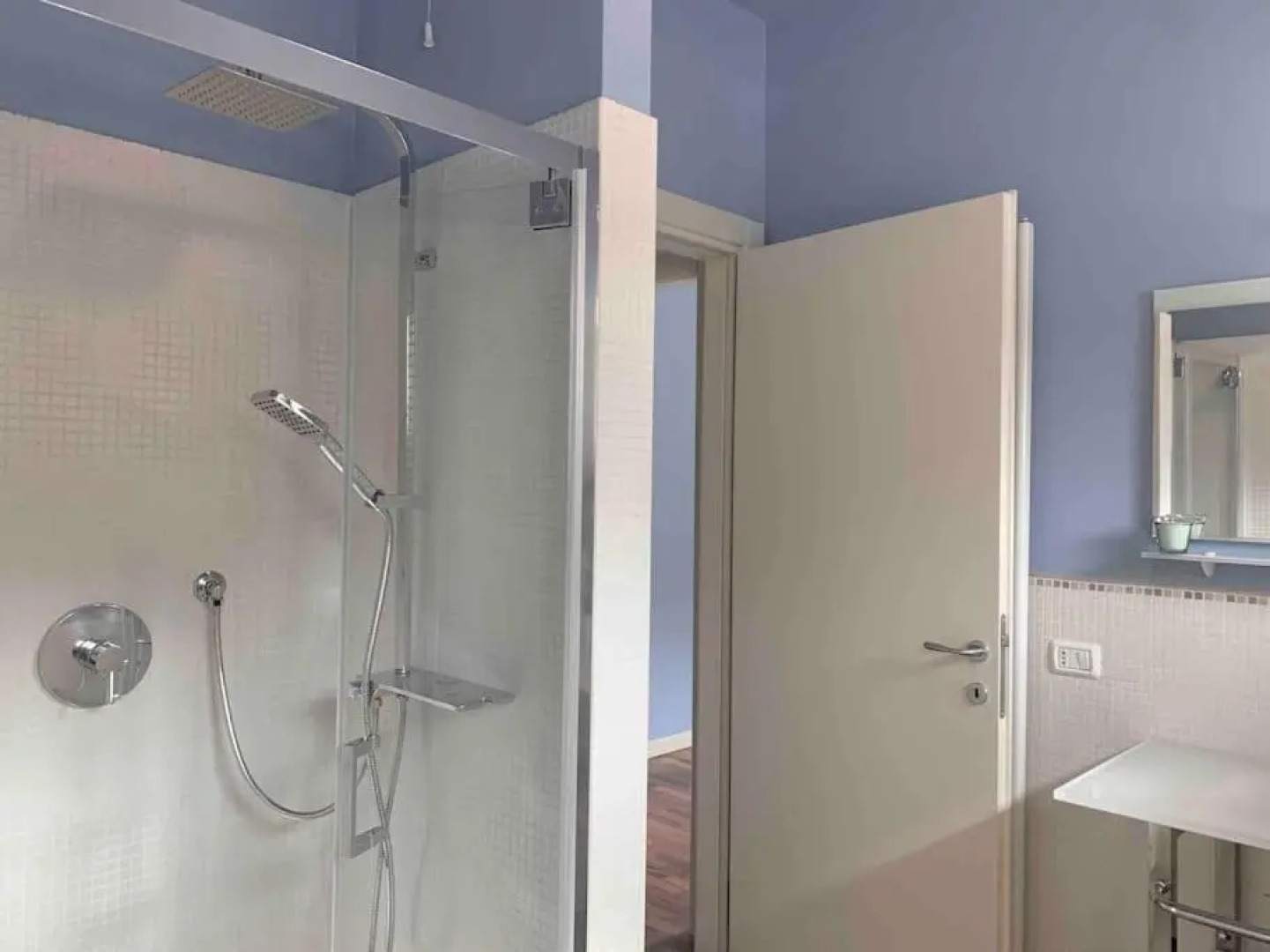 Chic Apartment - River View - Free Parking and WIFI