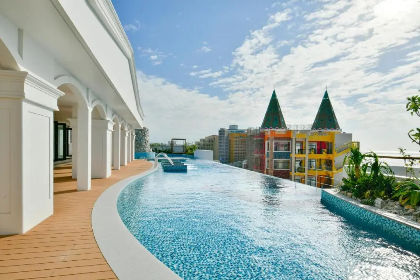 Lequ Okinawa Chatan Spa & Resort