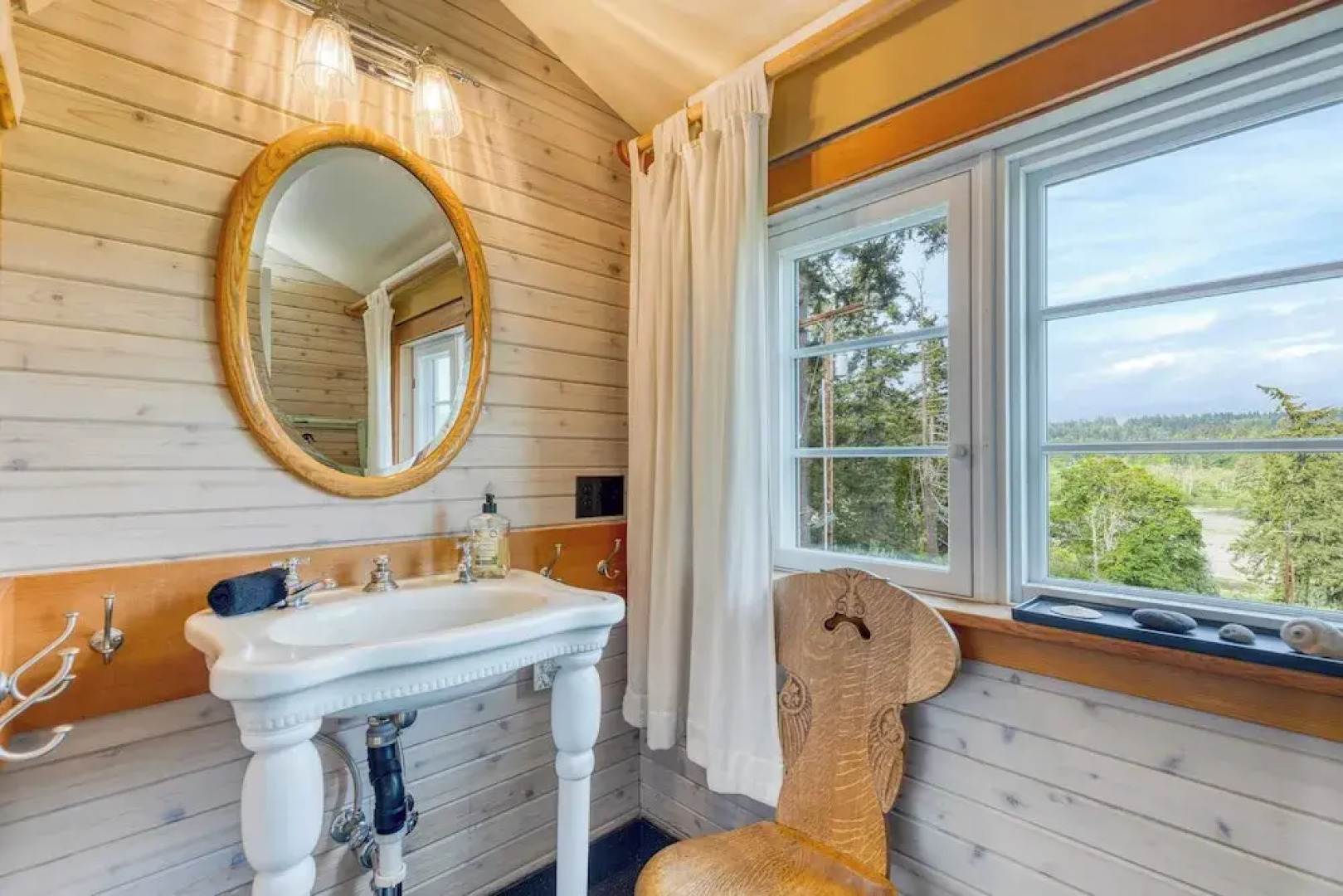 Maxwelton Aerie Bluffside Retreat w/ Sweeping Puget Sound Views + Firepit