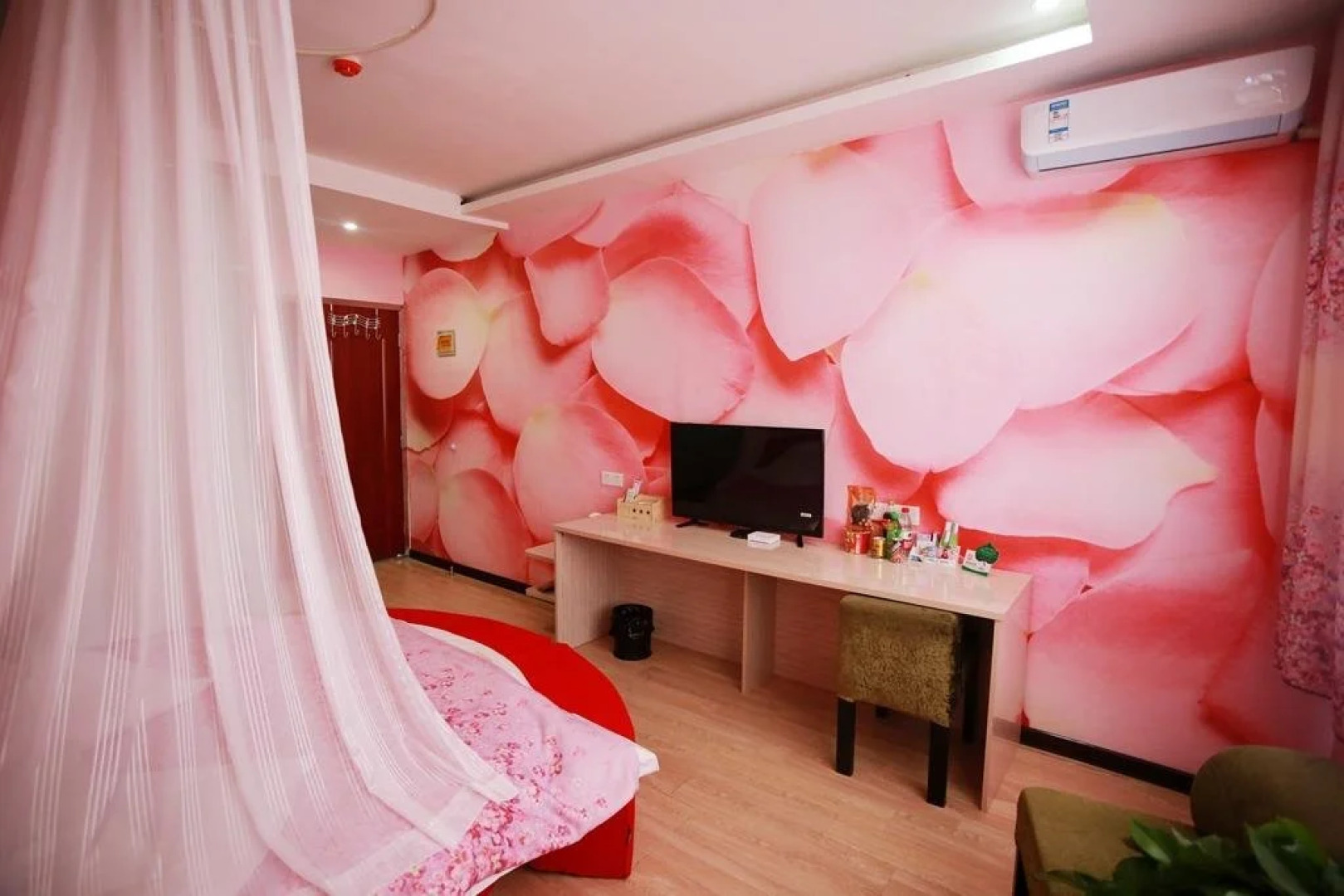 Jiayuguan City Hard Rock Hotel art theme