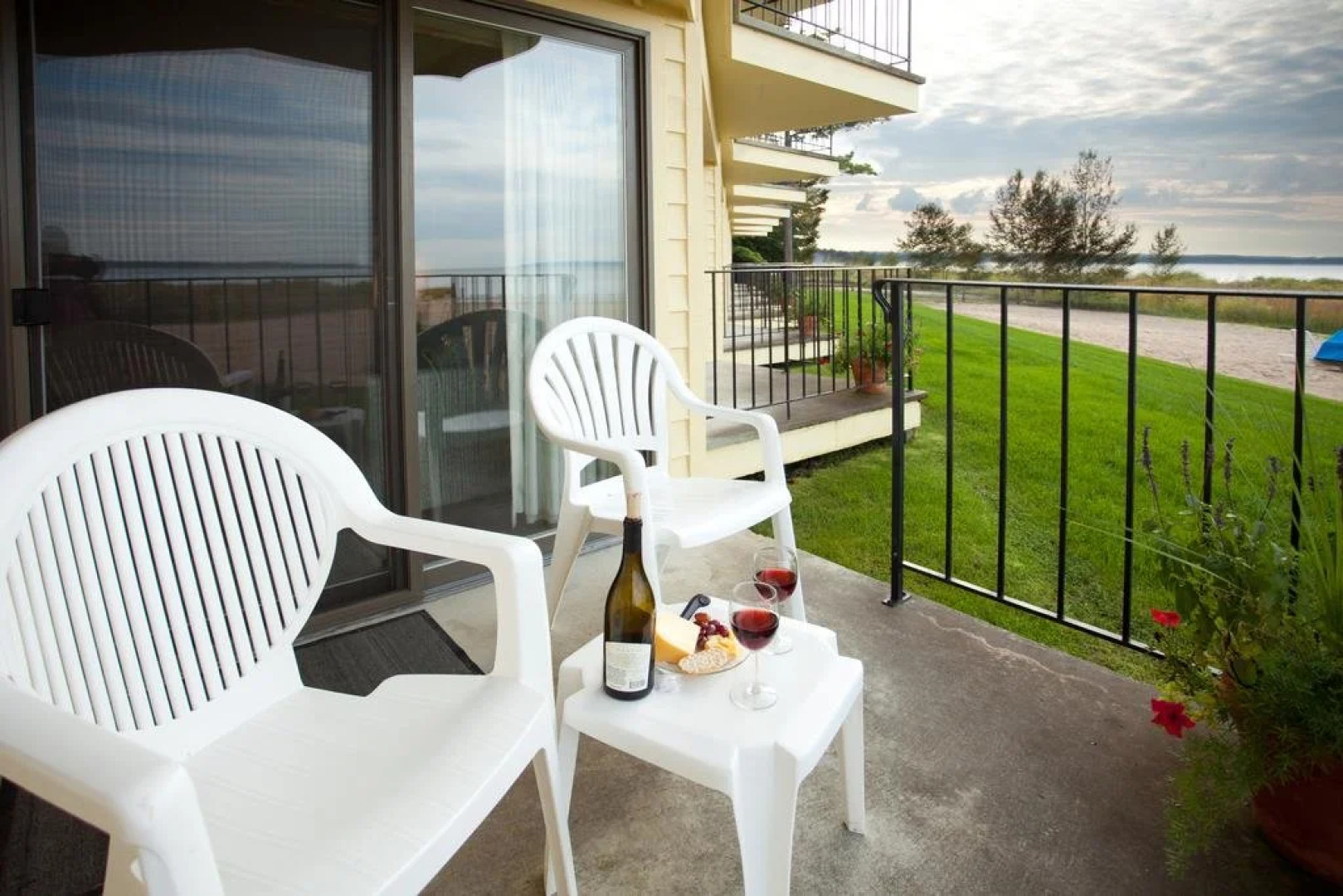 Pointes North Beachfront Hotel – 2 Person Spa Tub Studios