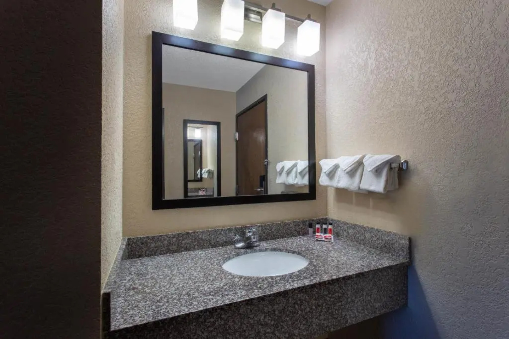 The Armada Inn & Suites Glendale Heights