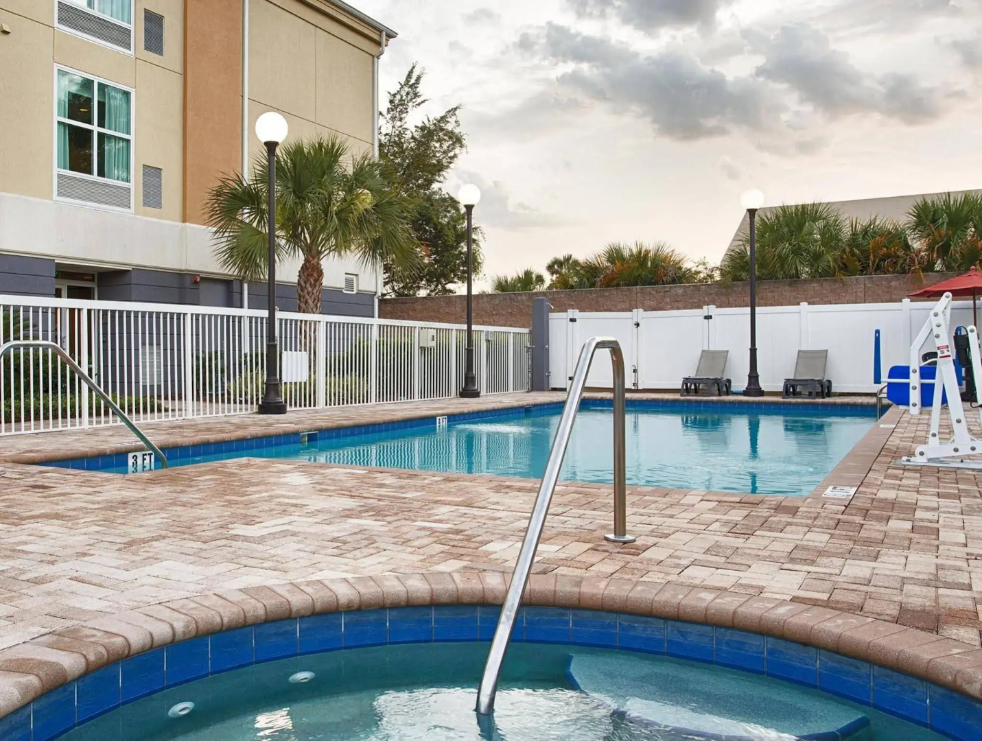 Best Western Plus Chain of Lakes Inn & Suites