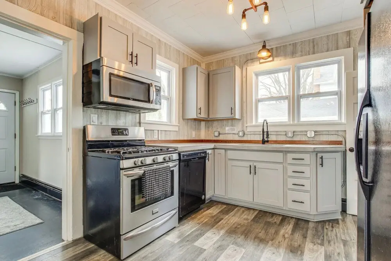 Walk to Dtwn Green Lake: Peaceful Getaway w/ Porch