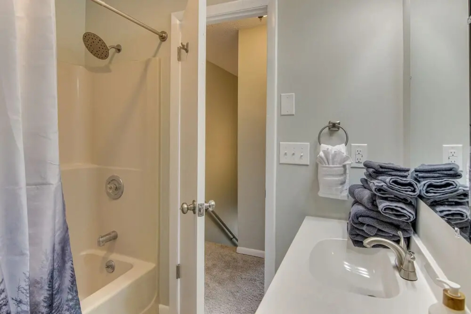 Dog-friendly Mills River Townhome: Fire Pit, Yard!