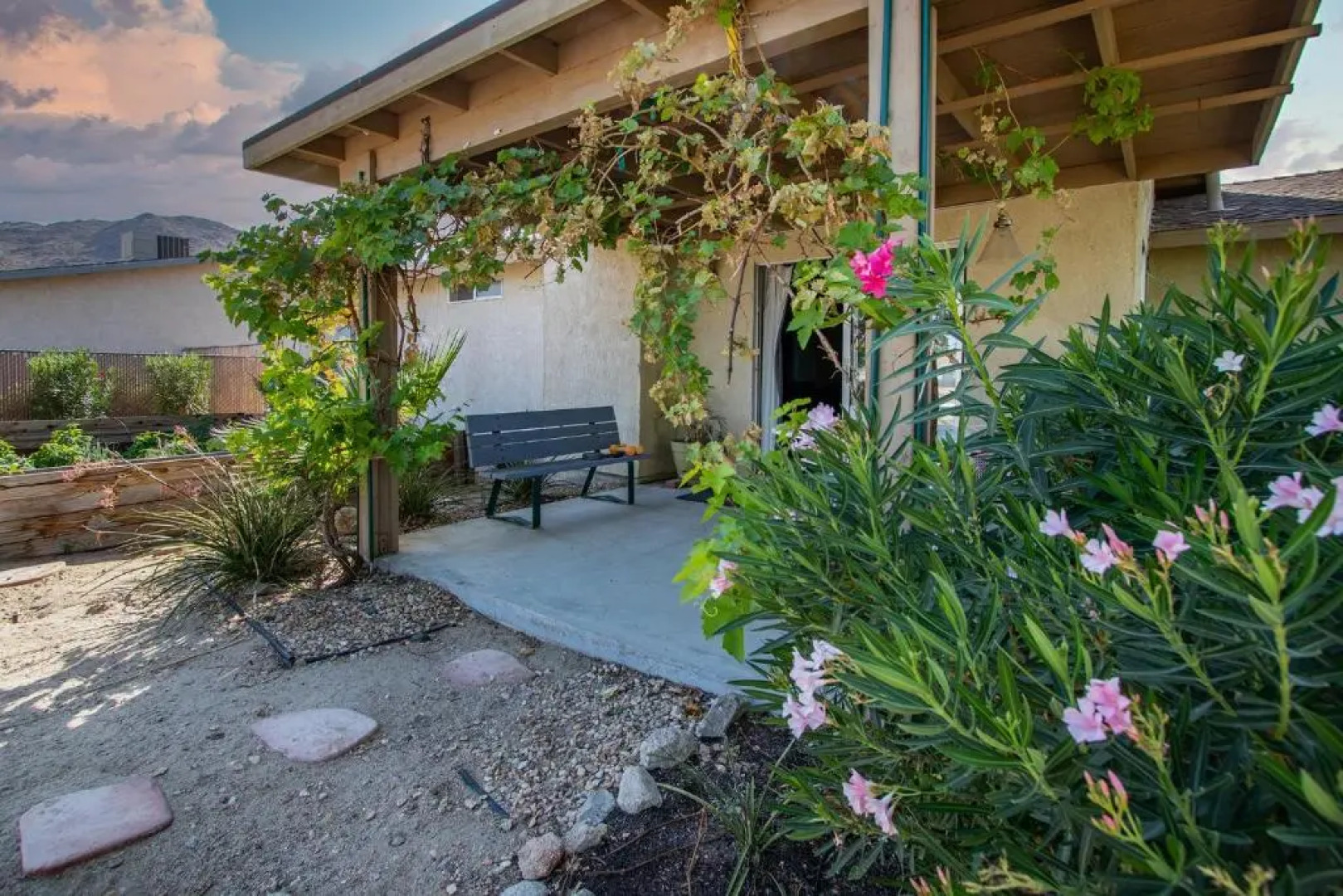 Great Vibe House + Hot Tub, Minutes to JTree Park