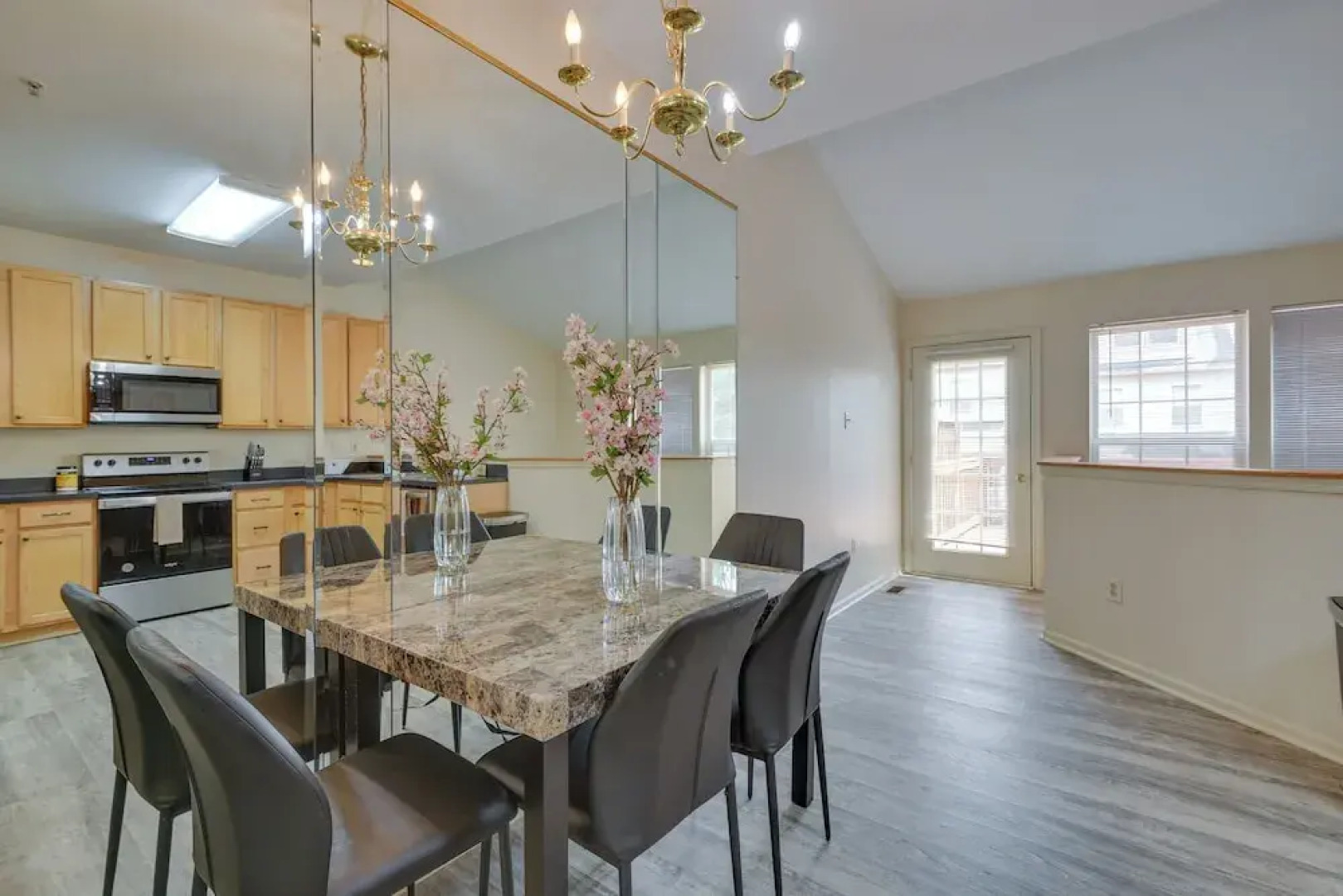 Owings Mills Townhouse: 8 Mi to Liberty Reservoir!