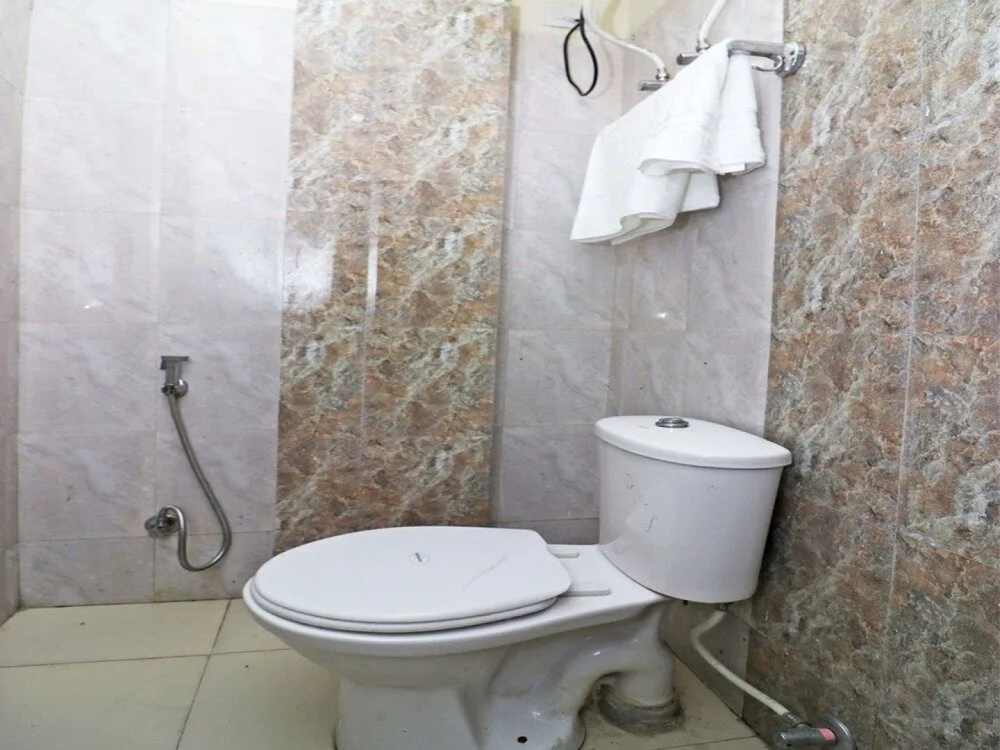 OYO 28040 Hotel Cg Inn