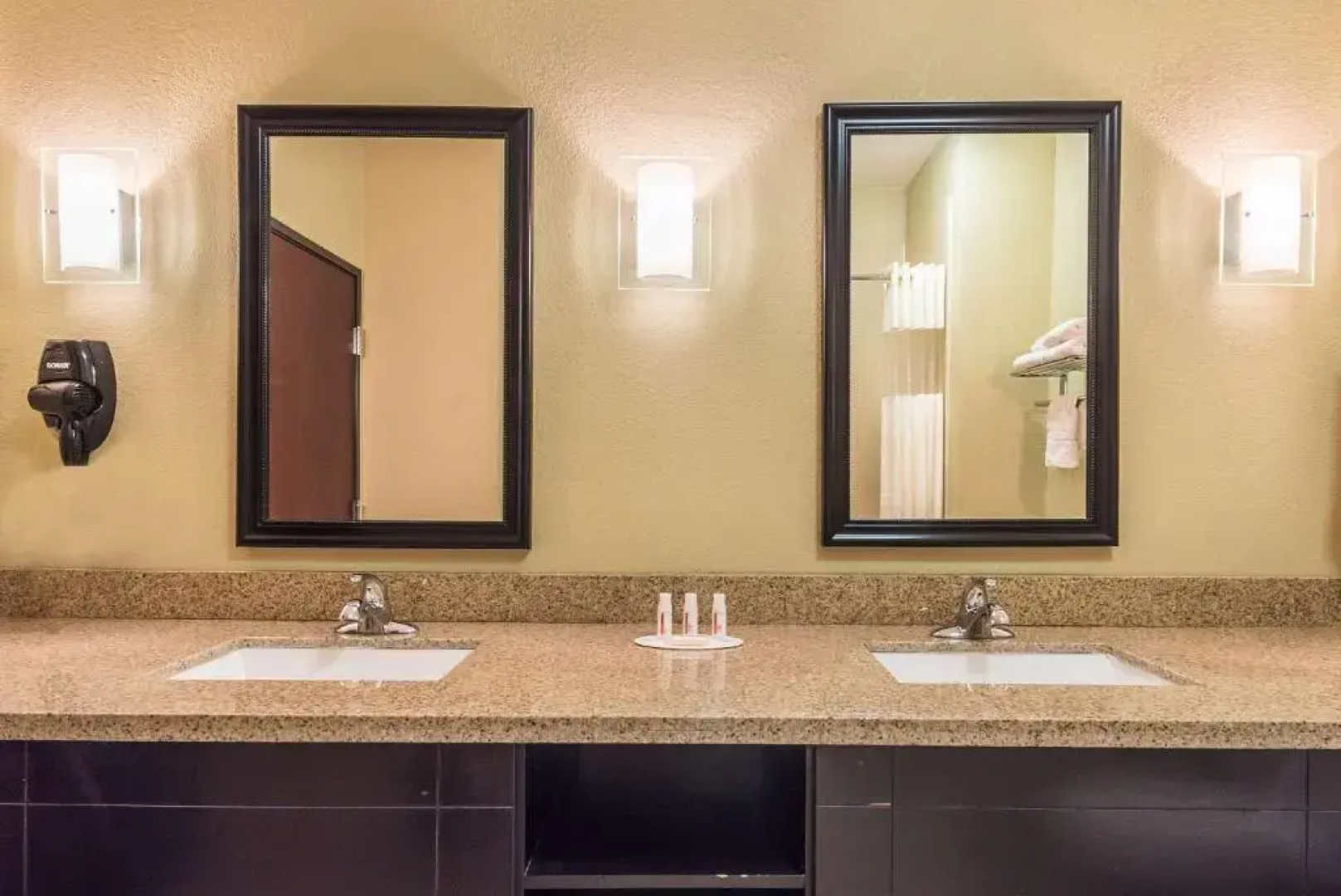 Days Inn & Suites Mineral Wells