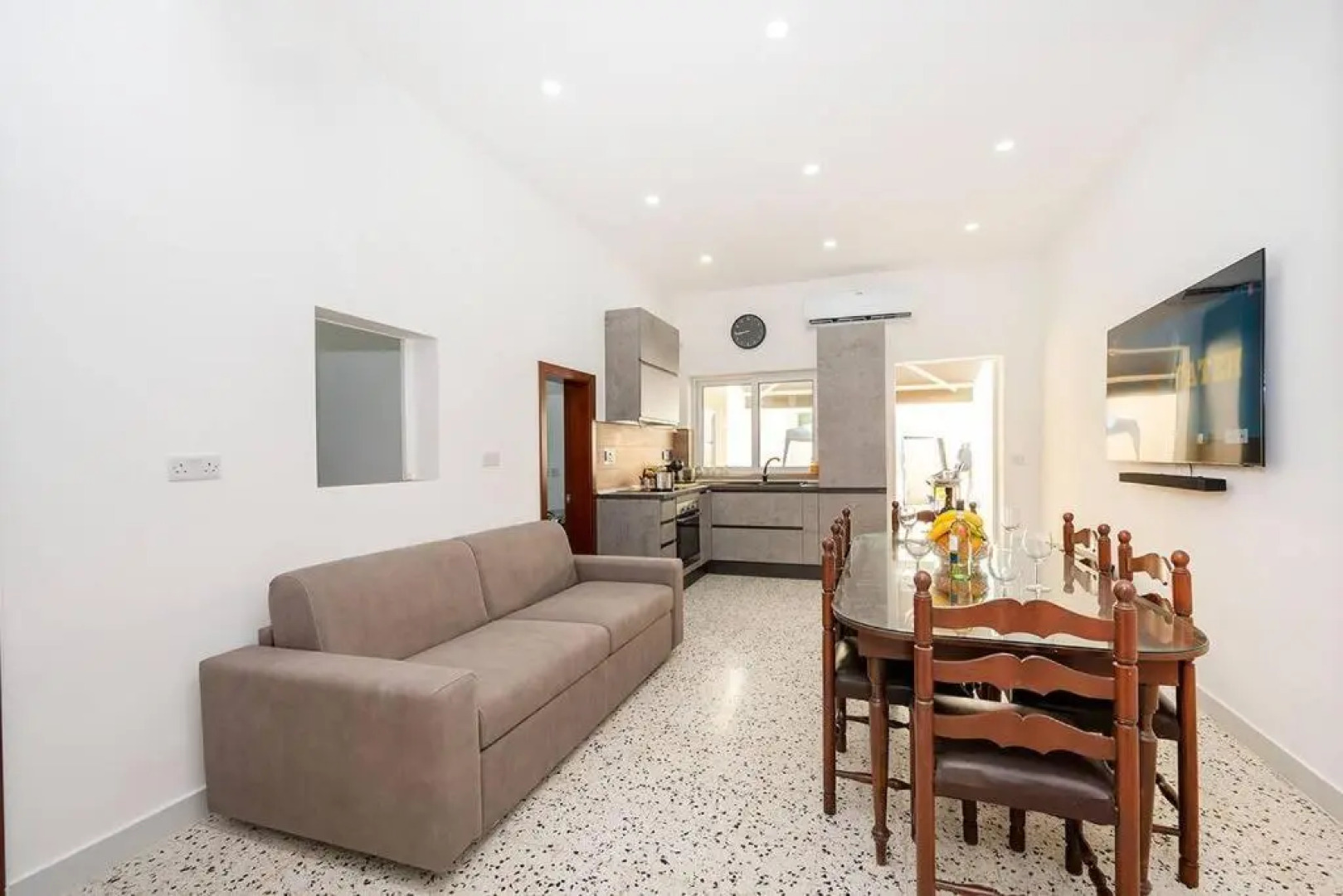 Traditional 3 bedroom home with hot tub (NEW)