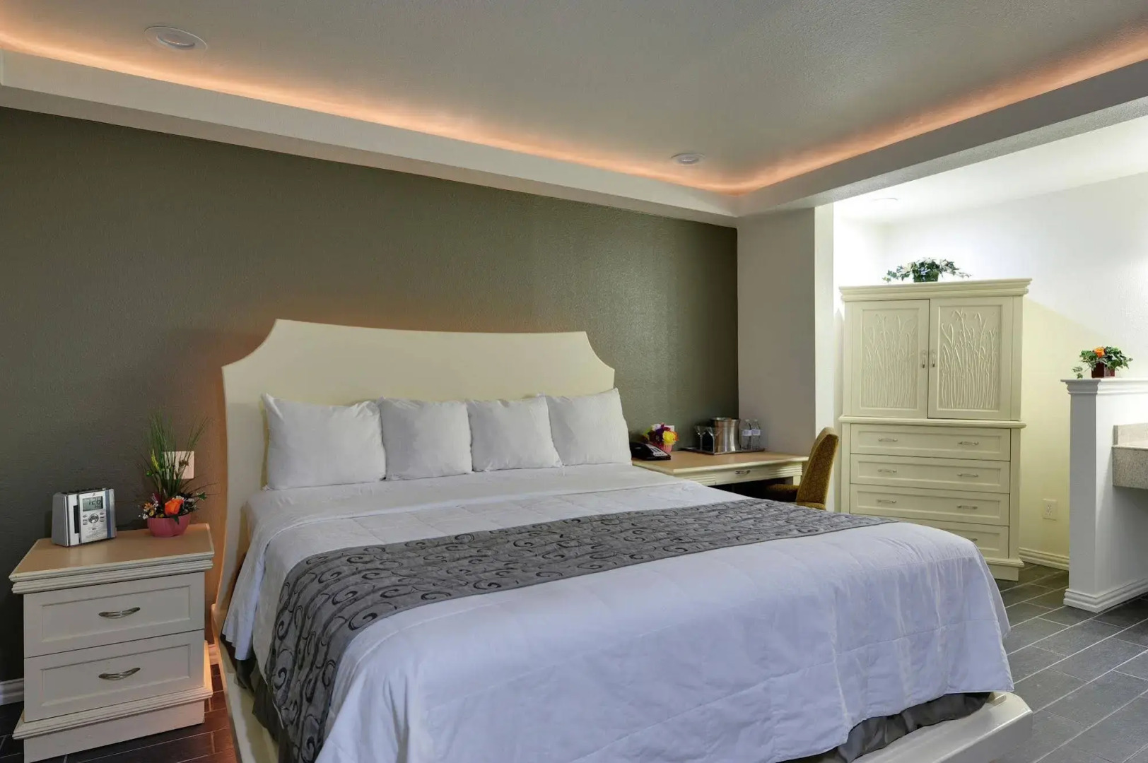 Romantic Inn & Suites