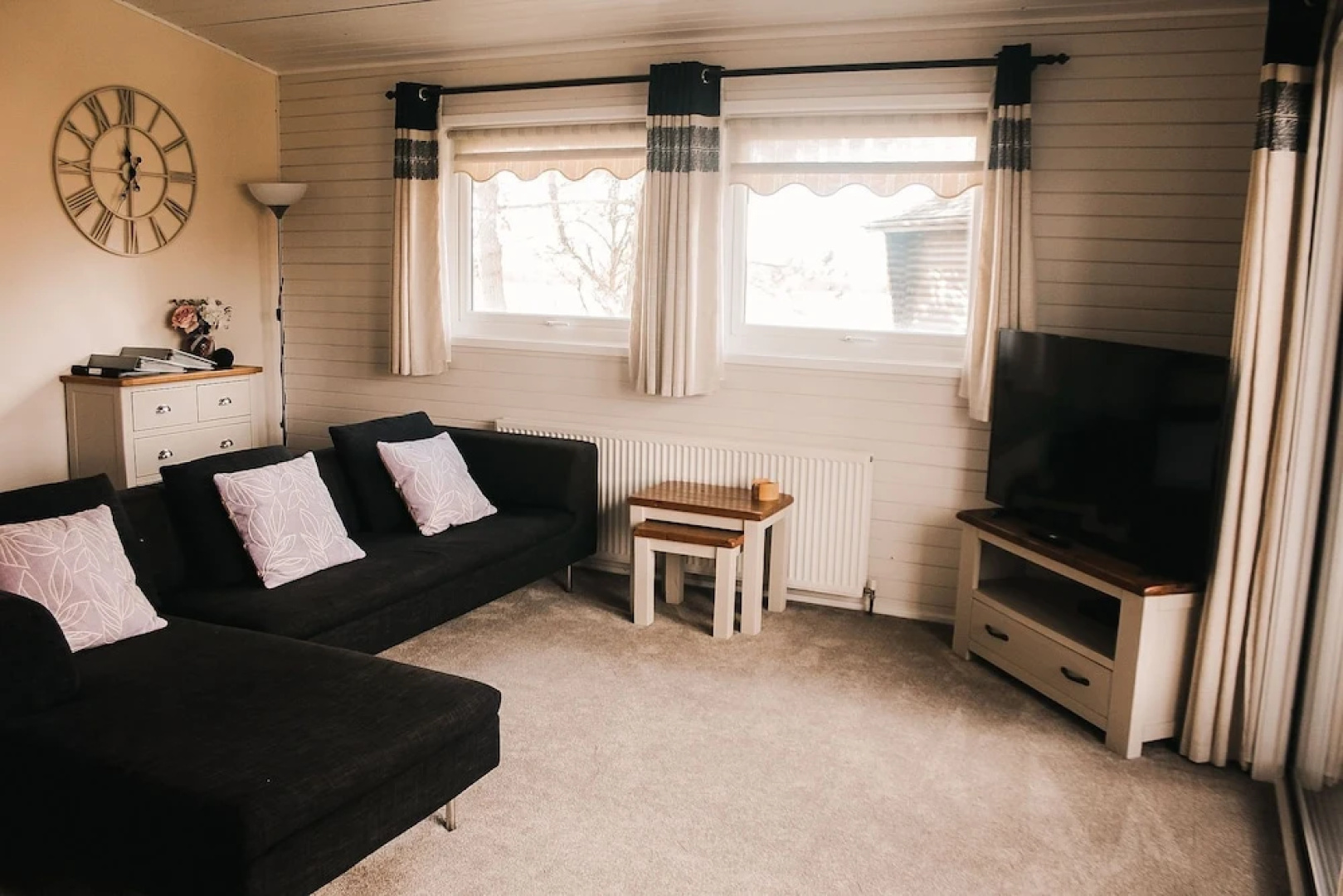 Keer Side Lodge, Luxury lodge with private hot tub at Pine Lake Resort